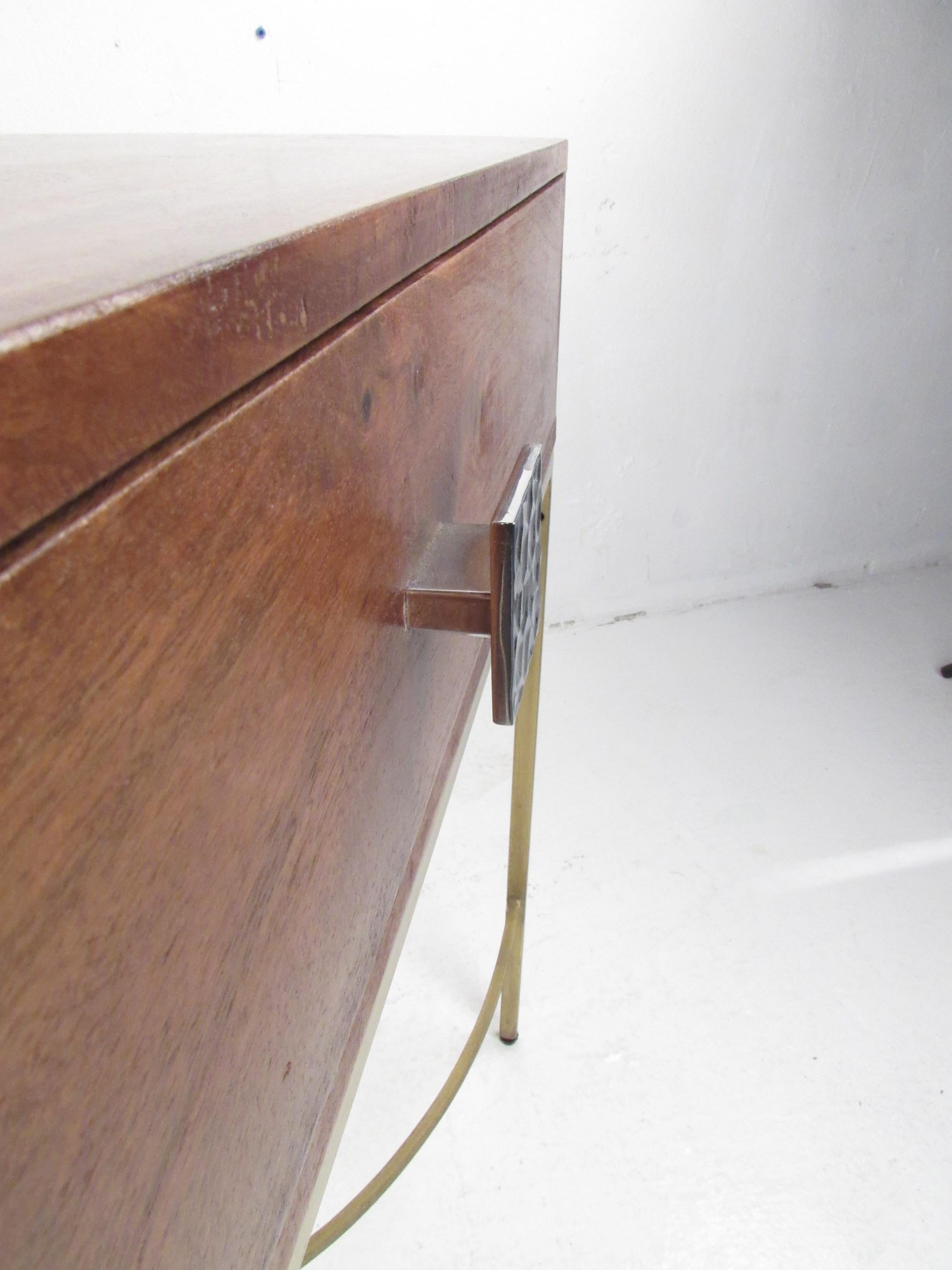 Métal Table d'extrémité à un tiroir, moderne et contemporaine en vente