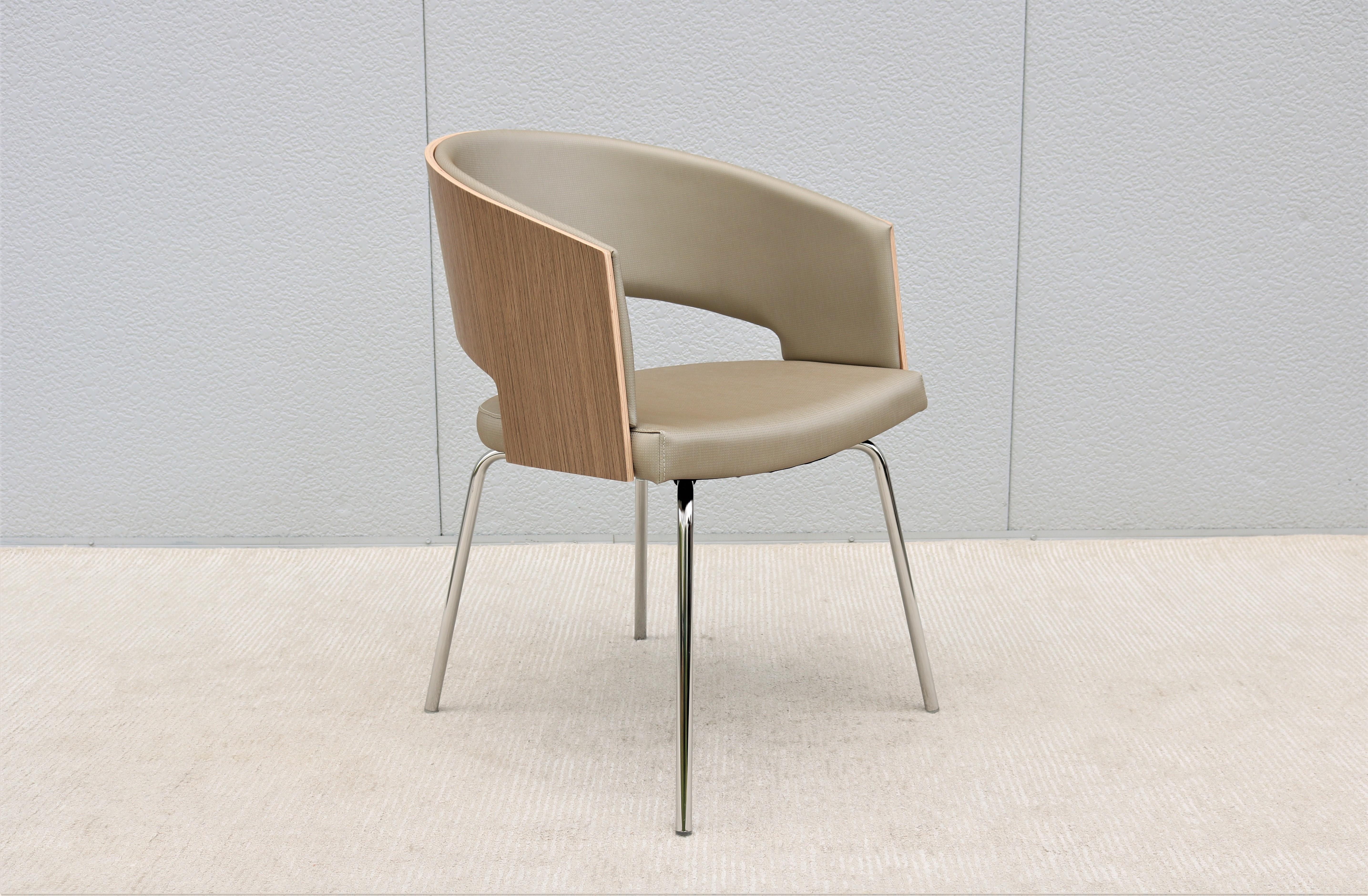 Der Source Botte ist ein vielseitiger und eleganter Stuhl, der entspannten Komfort und außergewöhnliche Unterstützung bietet.
Das auffällige Design zeichnet sich durch eine schön geformte, abgerundete Rückenlehne aus hochwertigem Walnussfurnier