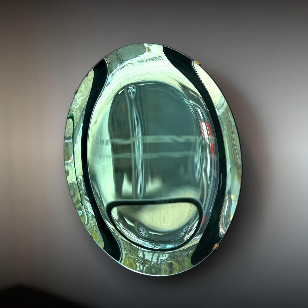 Specchio da parete contemporaneo, Modern Age, vetro concavo, verde vintage, ottone

Lo specchio da parete Modern Age è caratterizzato da un design in vetro concavo con una finitura verde vintage ed eleganti accenti in ottone. Questo pezzo del XXI