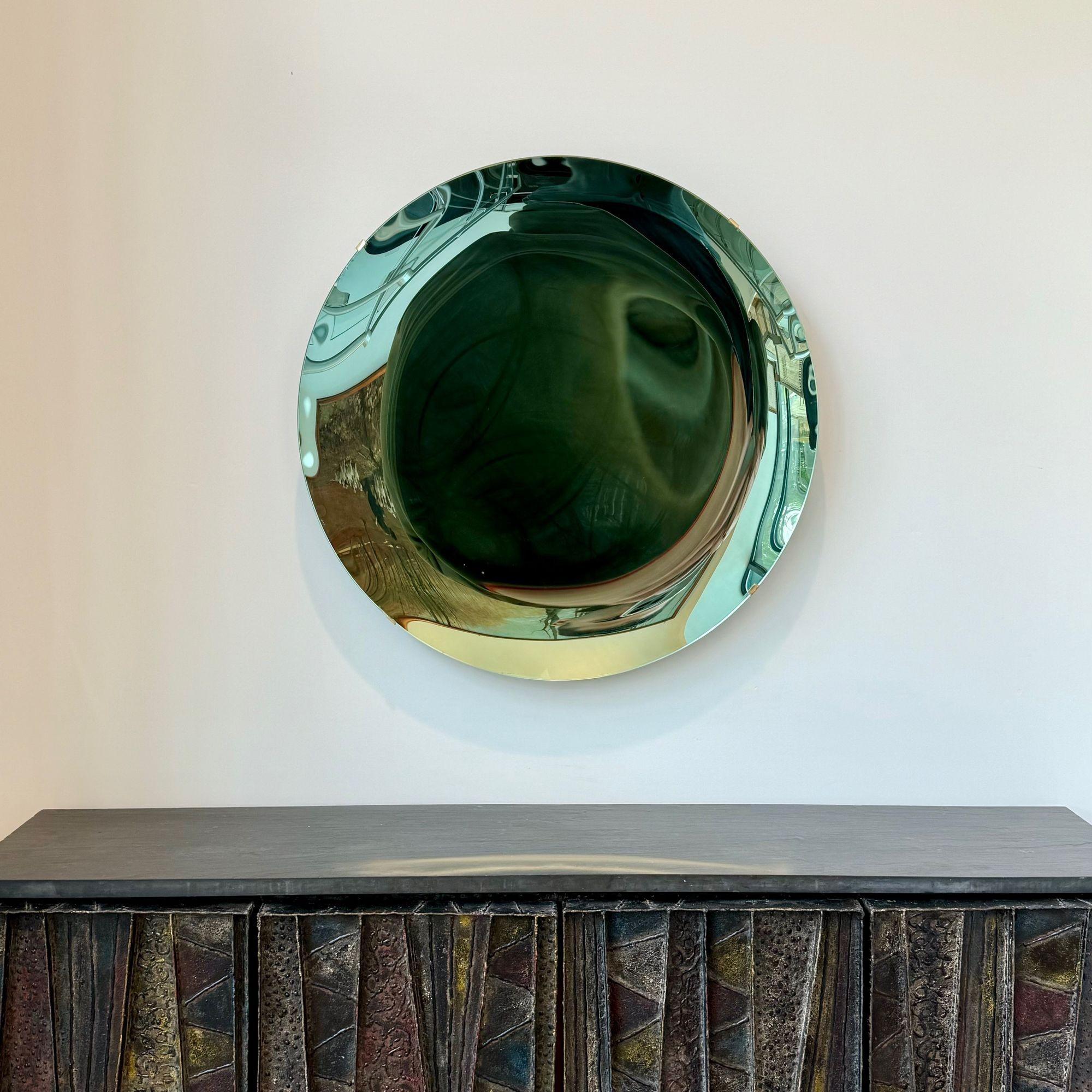 Specchio da parete contemporaneo, Modern Age, vetro concavo, verde vintage, ottone In condizioni buone a Manhasset, NY
