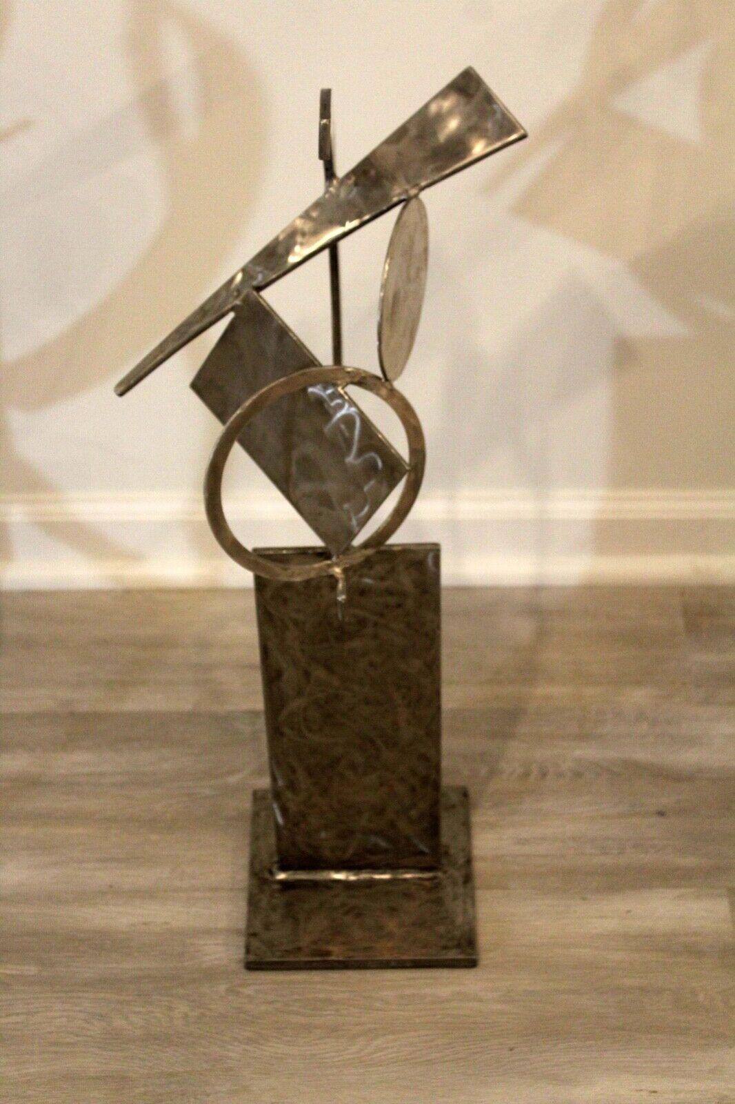For your consideration is a fantastic, abstract, stainless steel floor indoor or outdoor sculpture, signed Robert D. Hansen. In excellent condition. Dimensions: 11 W x 10 D x 39 H.
 