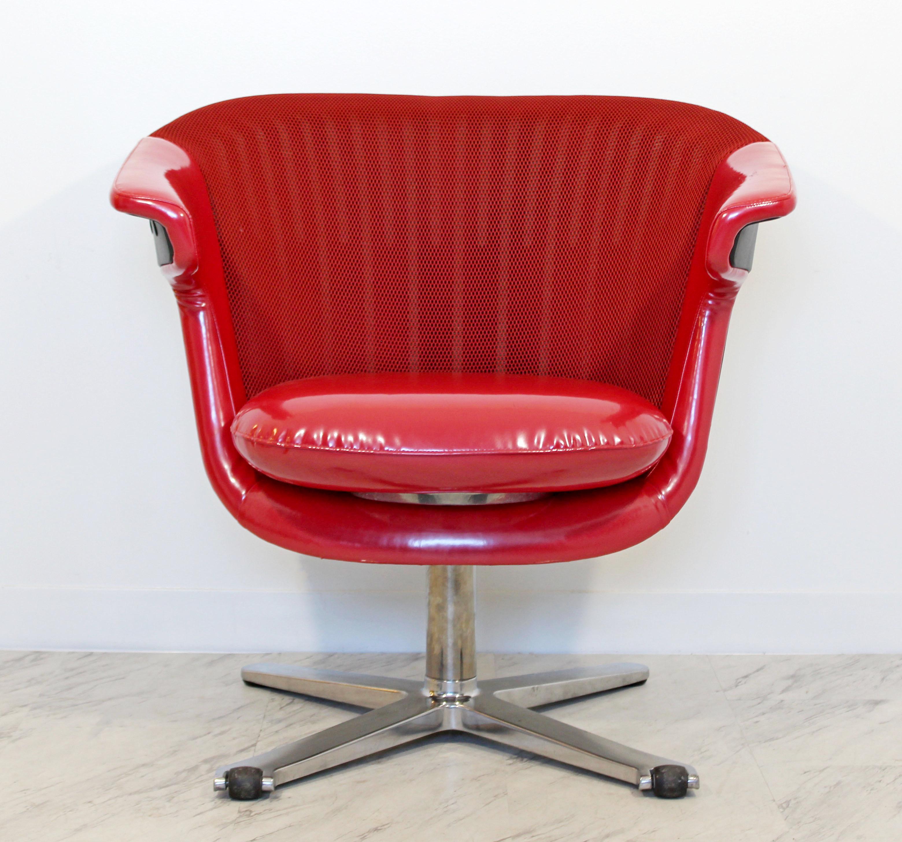 For your consideration is a fantastic, i2i, ergonomically shaped, swivel office chair, with red mesh and vinyl upholstery, by Steelcase. In excellent condition. The dimensions of the chair are 32