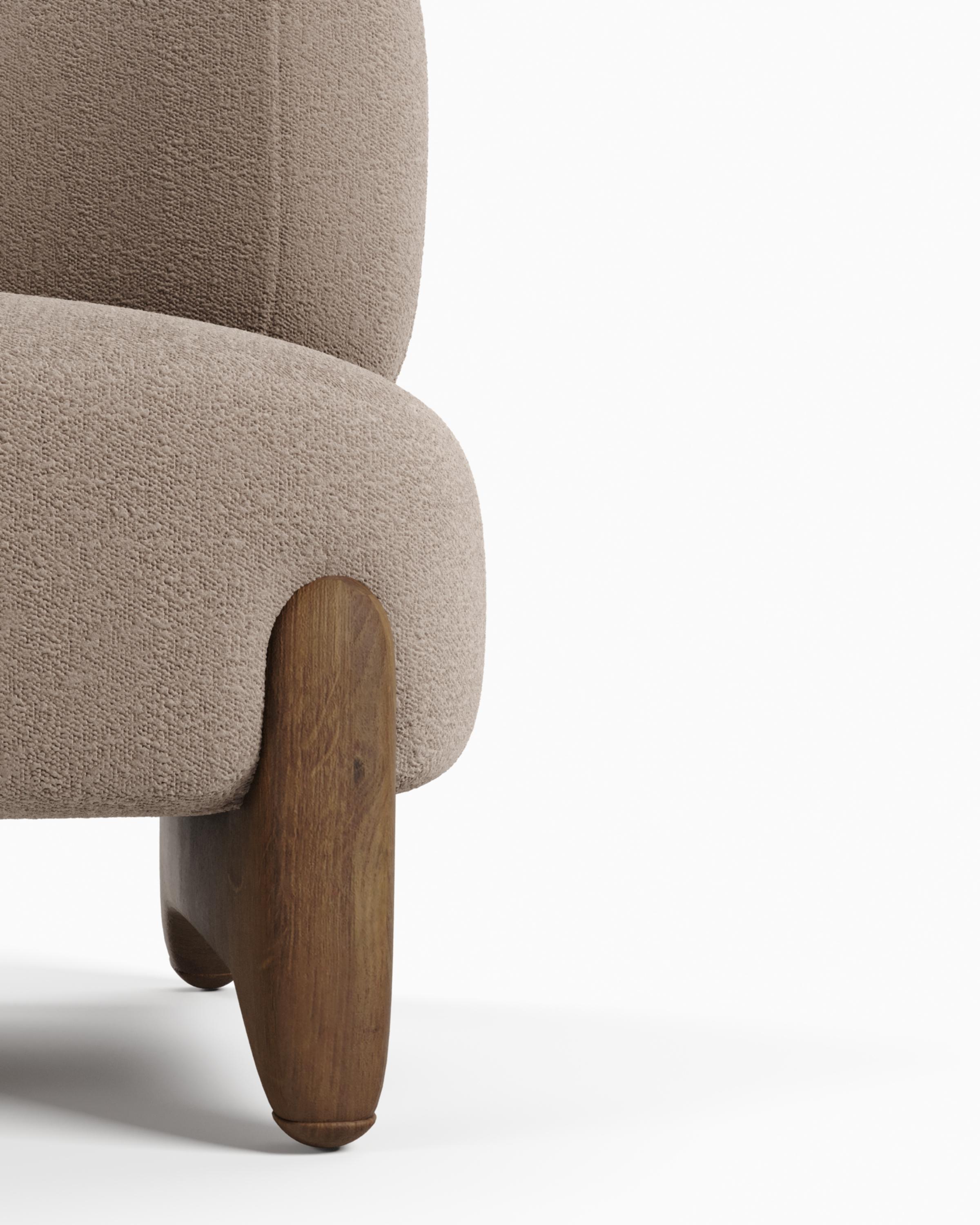 Zeitgenössischer moderner Tobo-Sessel aus Stoff und Eichenholz von Sammler (Travertin) im Angebot