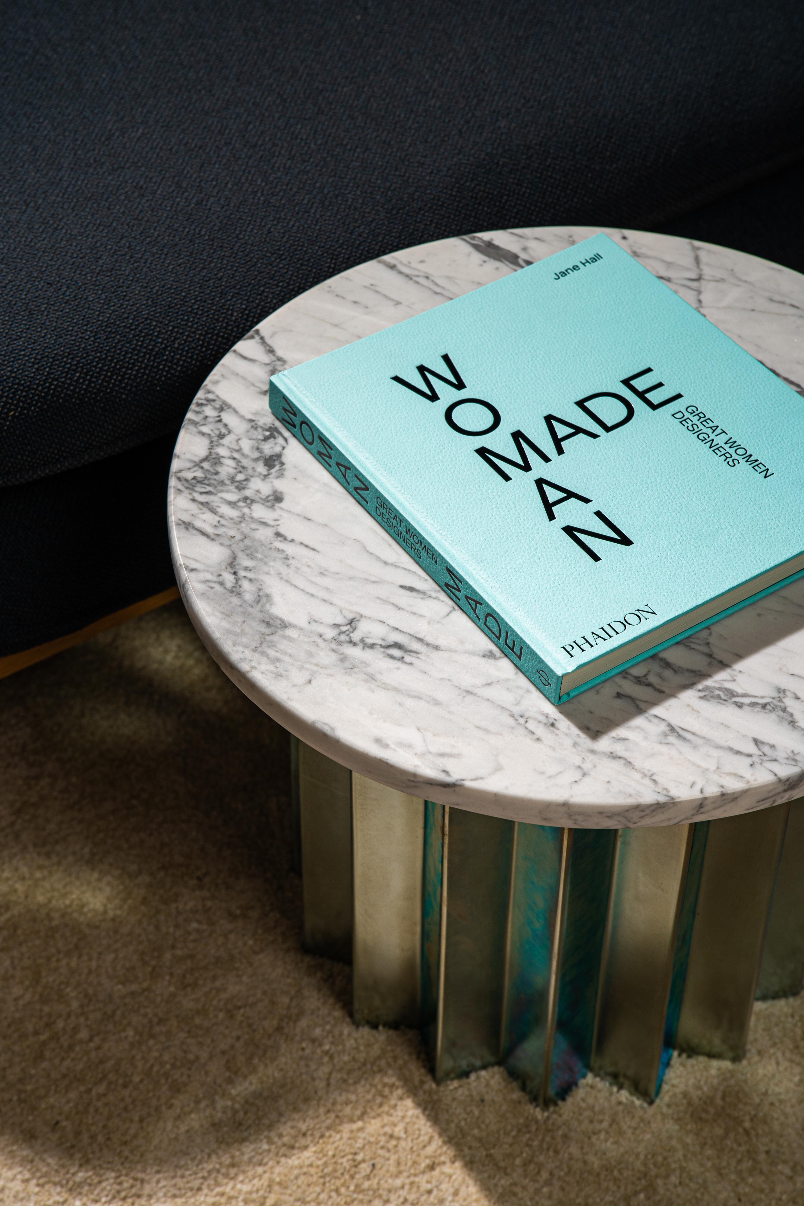 Turc Table d'appoint haute contemporaine et moderne, volume, base galvanisée et plateau en marbre Carrara en vente
