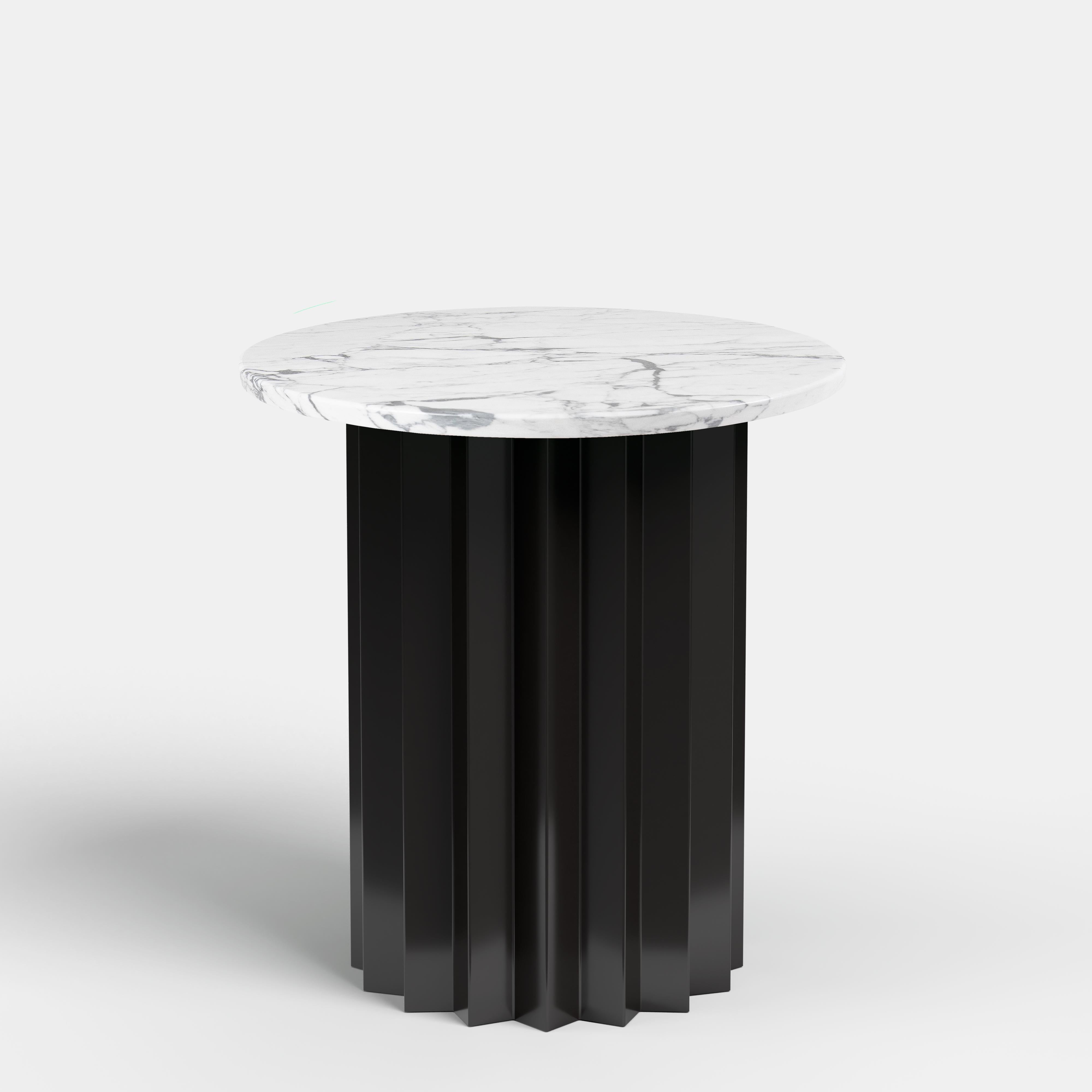 Moderne Table d'appoint haute moderne contemporaine, volume, base en métal et plateau en marbre de Carrare en vente