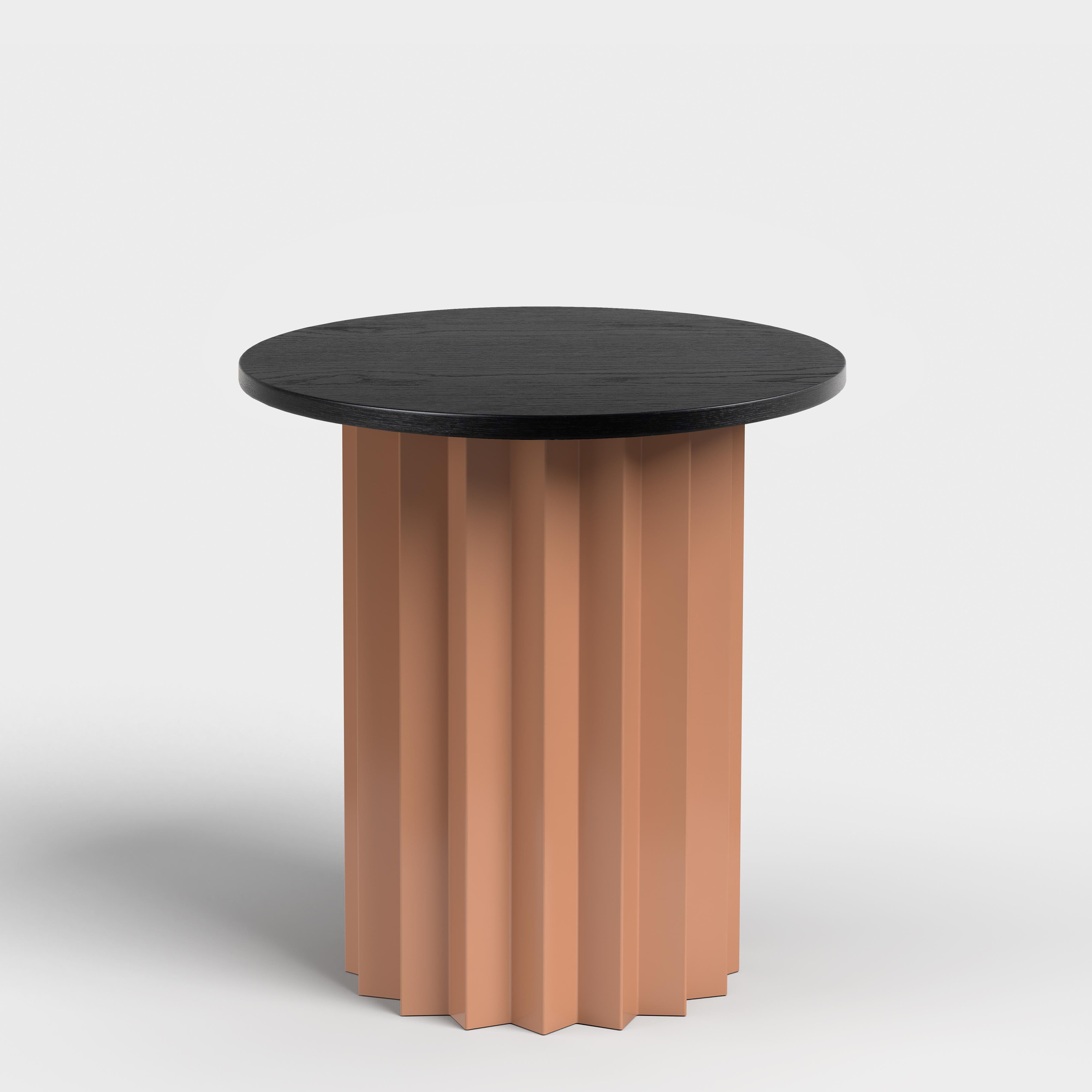Poudré Table d'appoint haute moderne contemporaine, volume, base en métal et plateau en bois teinté en vente