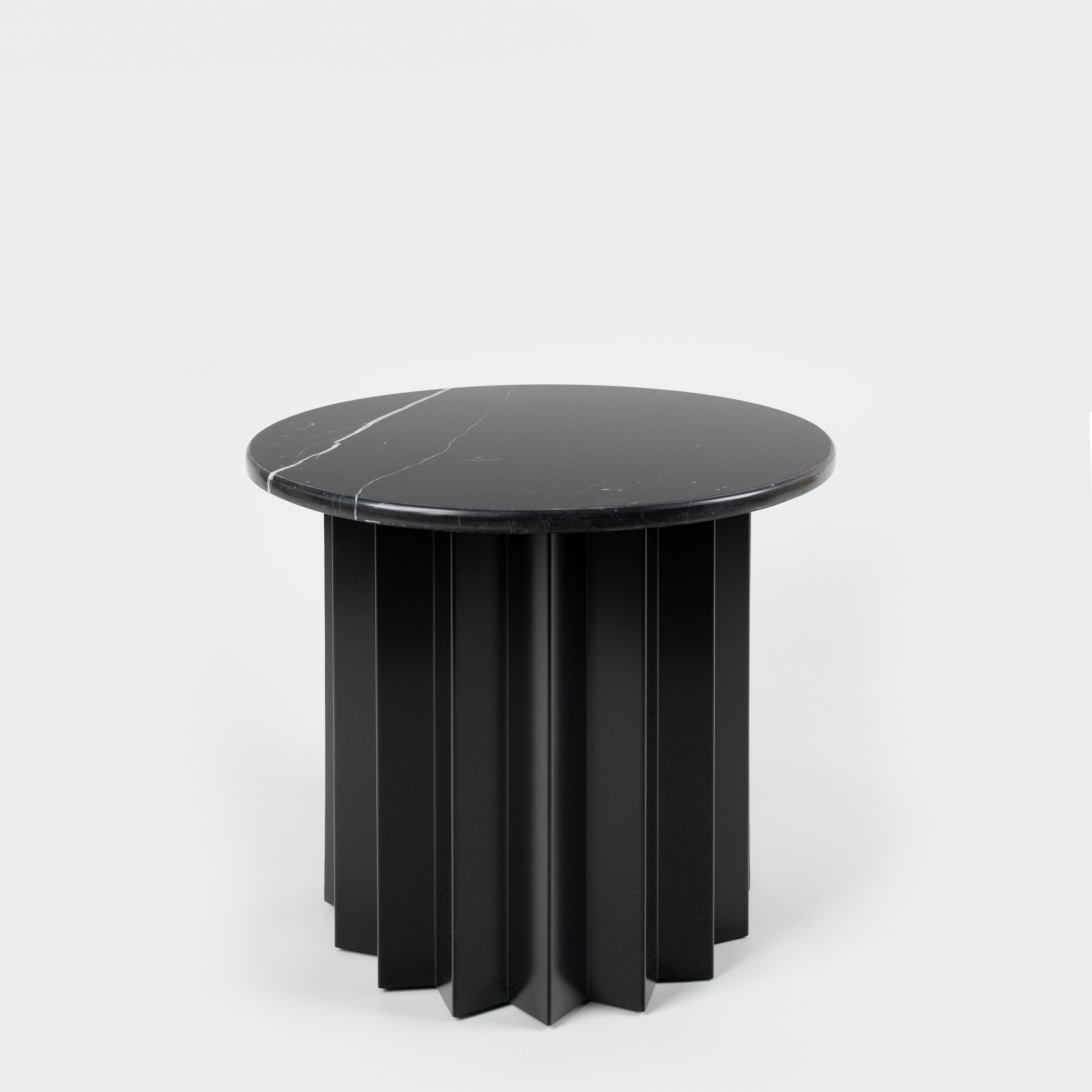 Moderne Table d'appoint basse moderne contemporaine, volume, base en métal et plateau en marbre noir Toros en vente