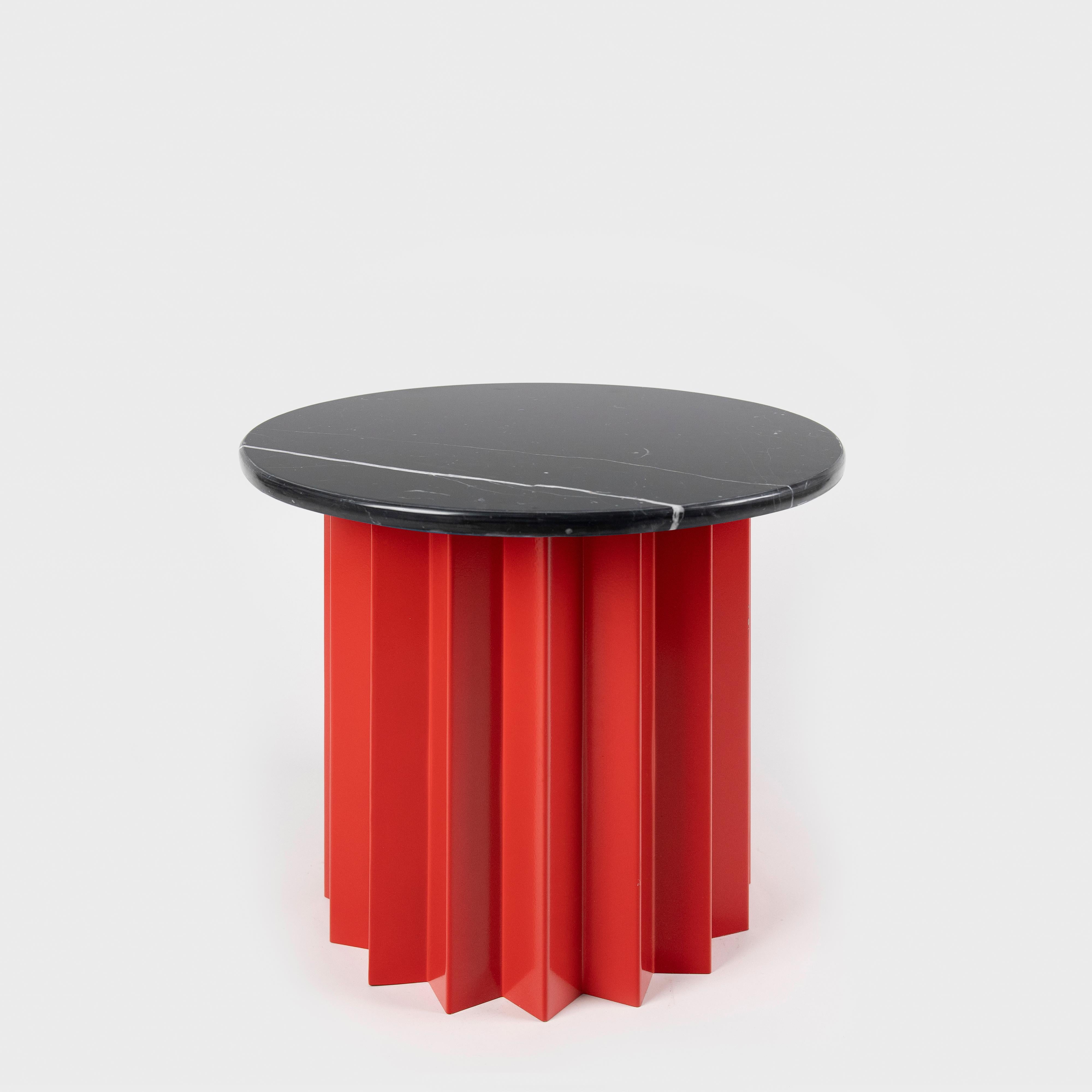 Tôle Table d'appoint basse moderne contemporaine, volume, base en métal et plateau en marbre noir Toros en vente