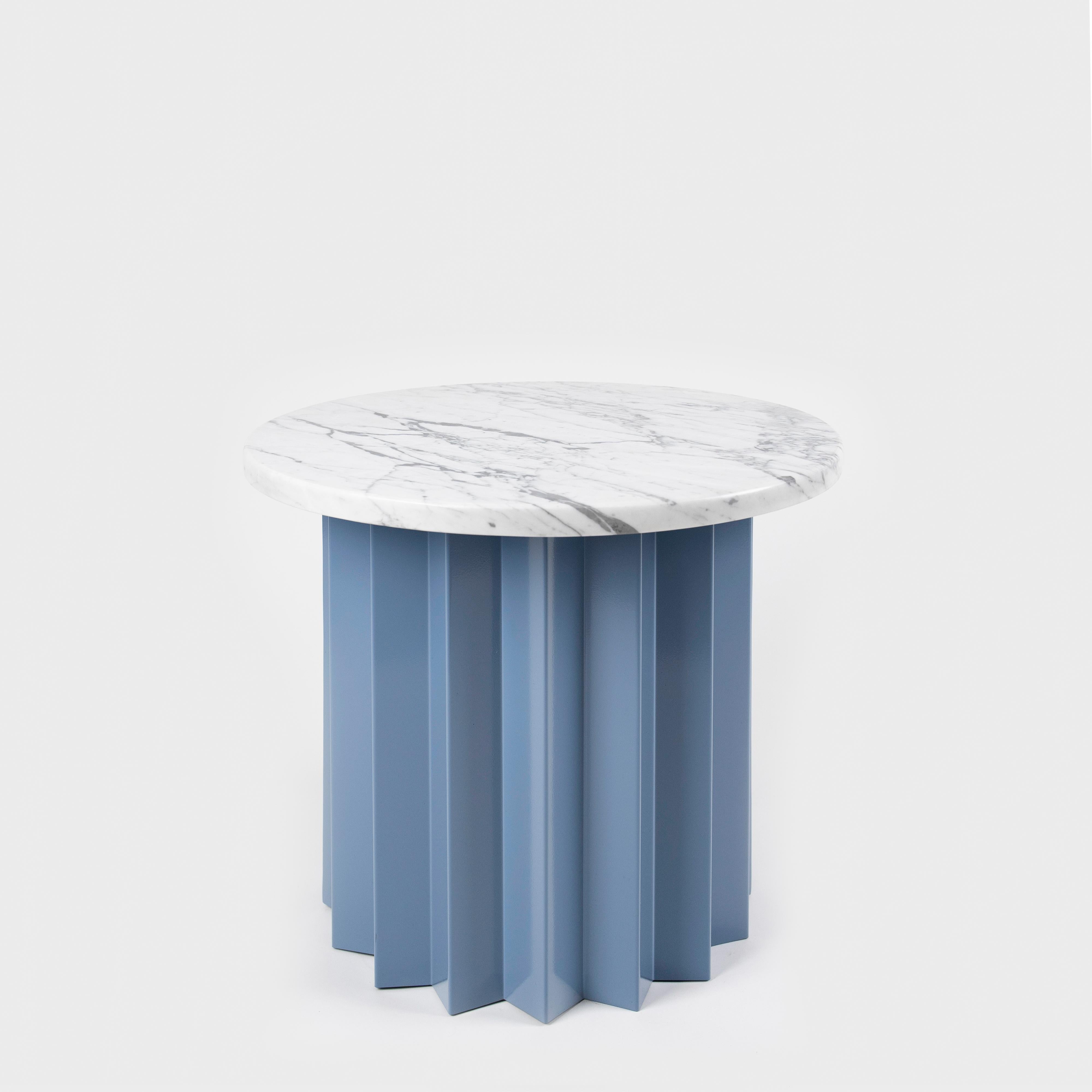 Zeitgenössischer moderner, niedriger Beistelltisch mit Metallgestell und Carrara-Marmorplatte (Moderne) im Angebot