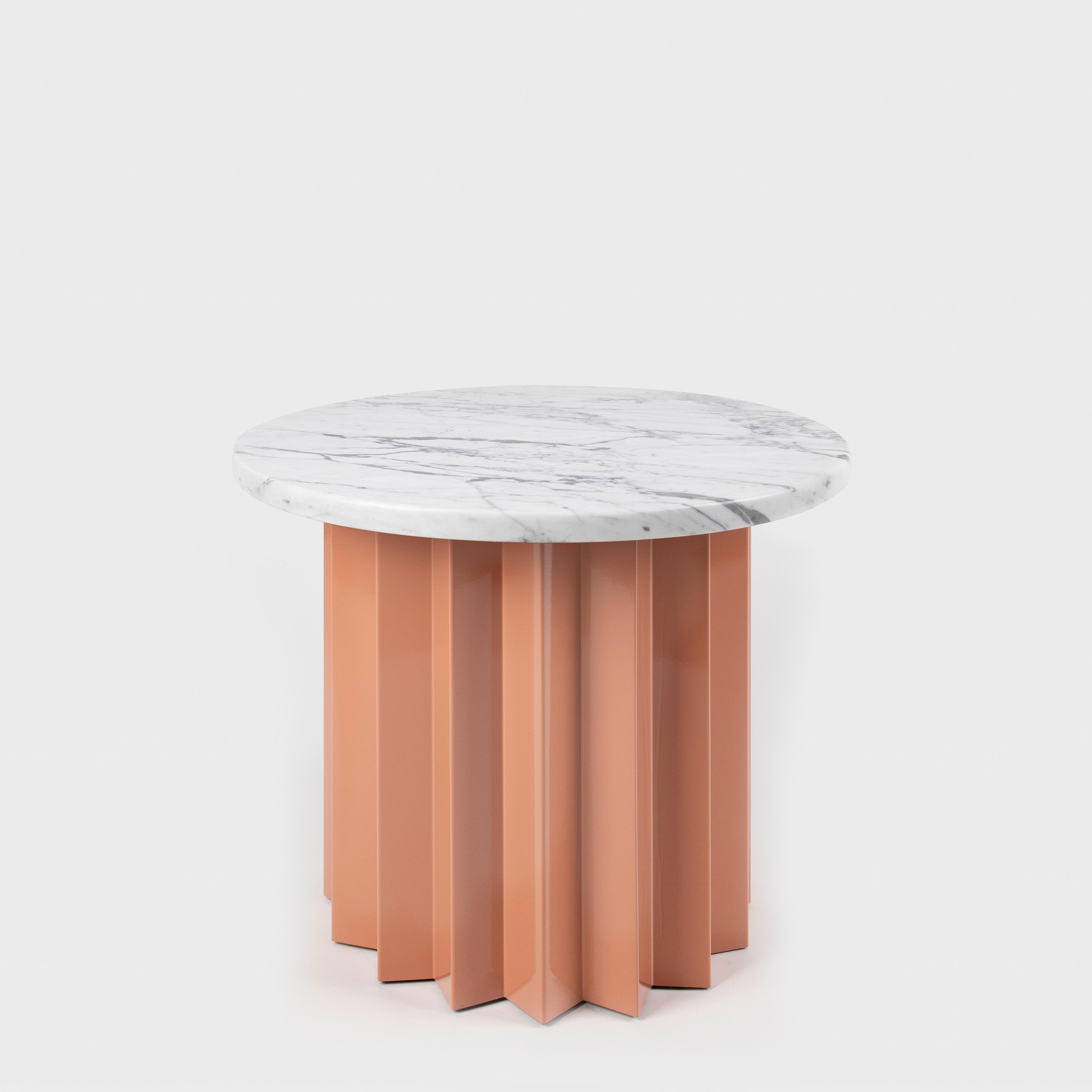 Ferronnerie Table d'appoint basse moderne contemporaine, volume, base en métal et plateau en marbre de Carrare en vente