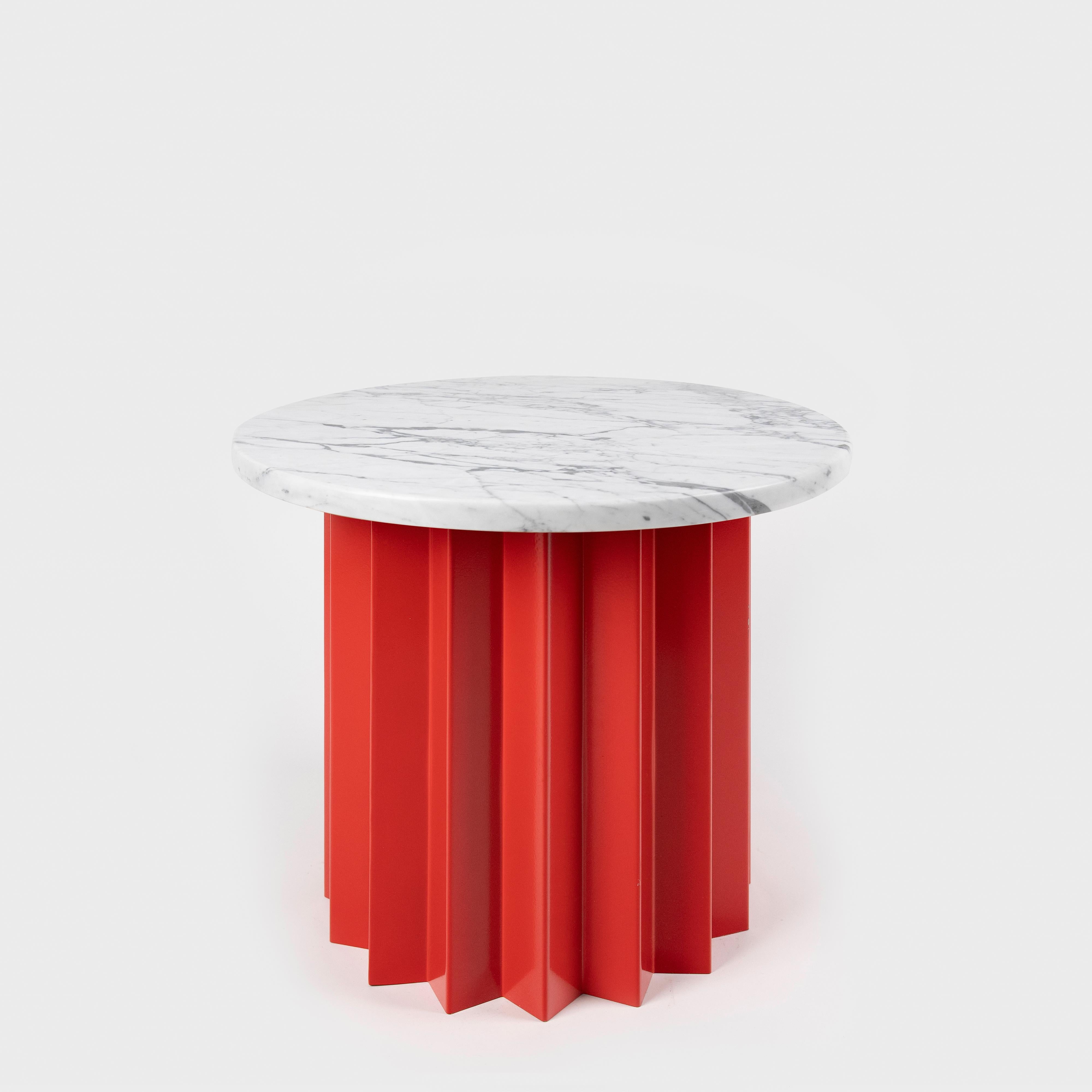 XXIe siècle et contemporain Table d'appoint basse moderne contemporaine, volume, base en métal et plateau en marbre de Carrare en vente