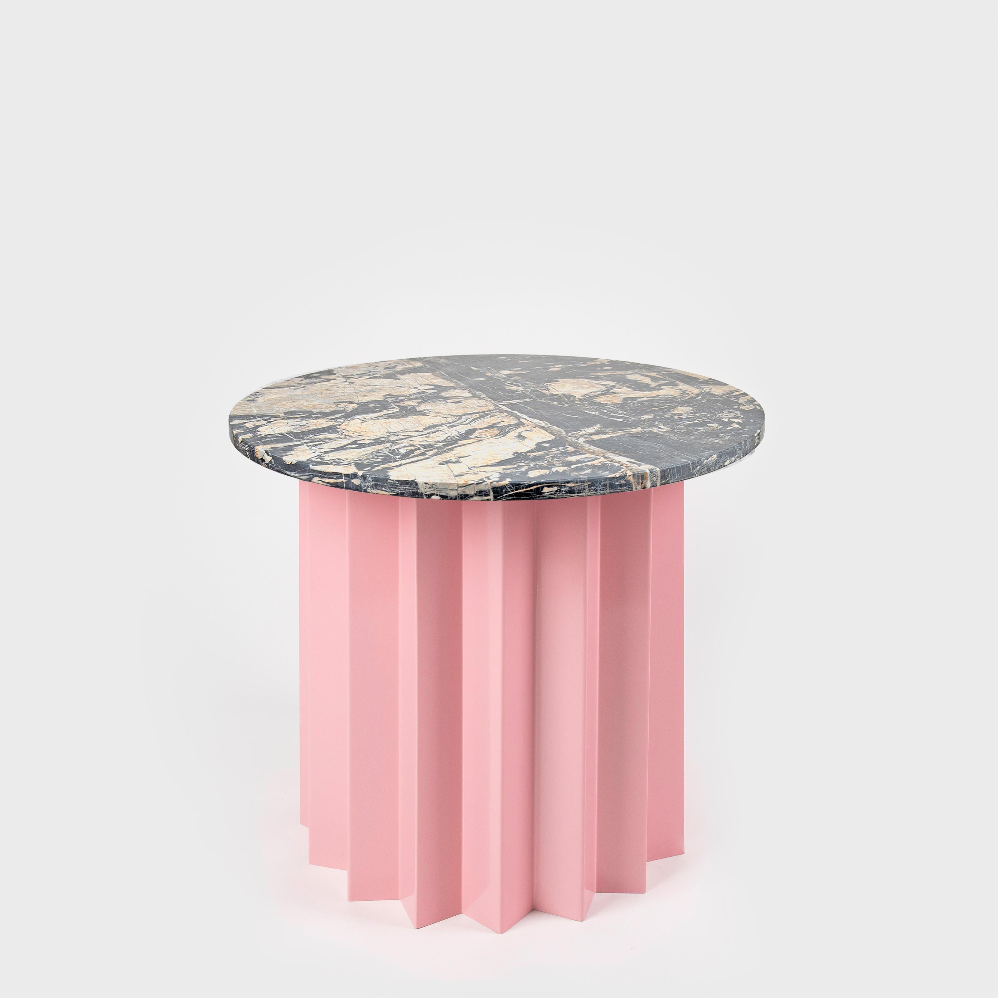 Turc Table d'appoint basse moderne contemporaine, volume, base en métal et plateau en marbre Neo Picasso en vente