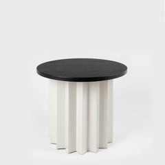 Moderna Contemporánea, Mesa Auxiliar Baja de Volumen, Tapa de Madera Teñida