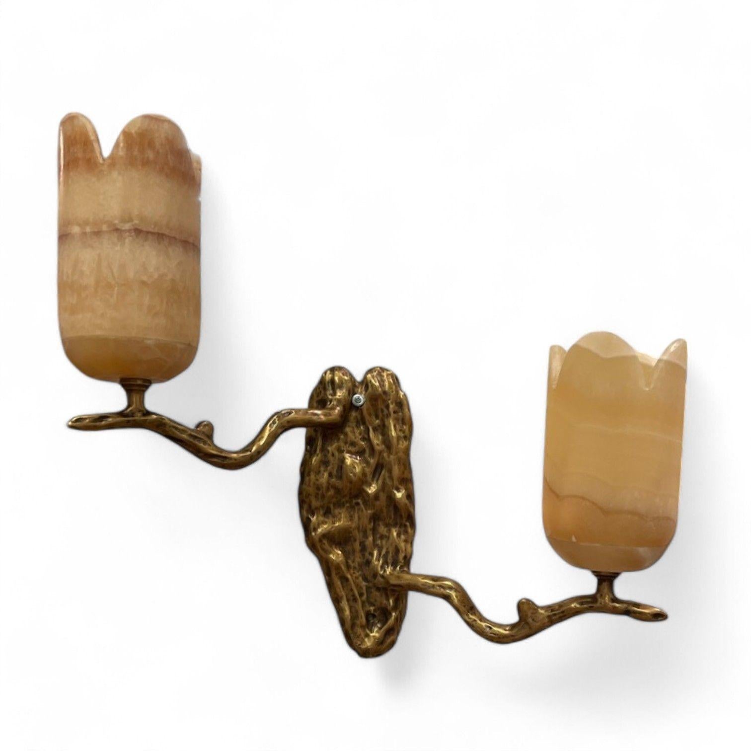 Contemporary, Modern Wall Sconces, Branch Motif, Bronze, Alabaster, 21.

Beleuchten Sie Ihren Raum mit diesem exquisiten Paar fein gegossener, patinierter und gehämmerter Bronzewandleuchter mit wunderschönen Alabasterkugeln, die jeweils zwei