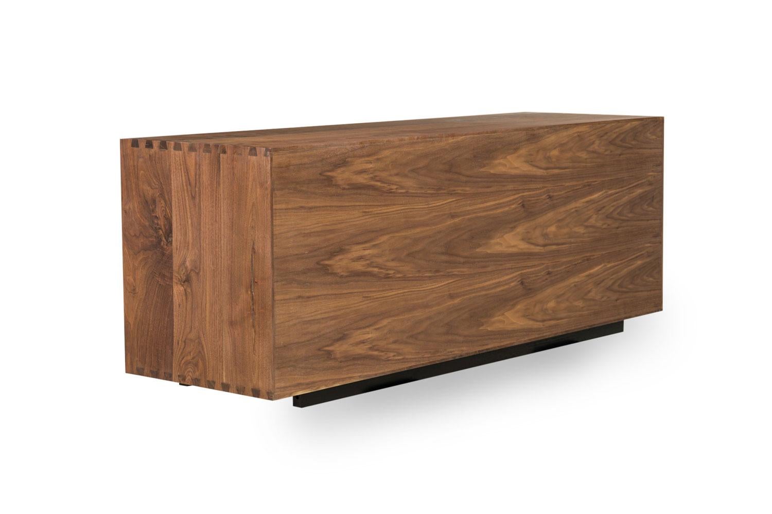 Americano Contemporary / Modern Walnut and Etched Brass 3-Door Credenza / Sideboard in vendita