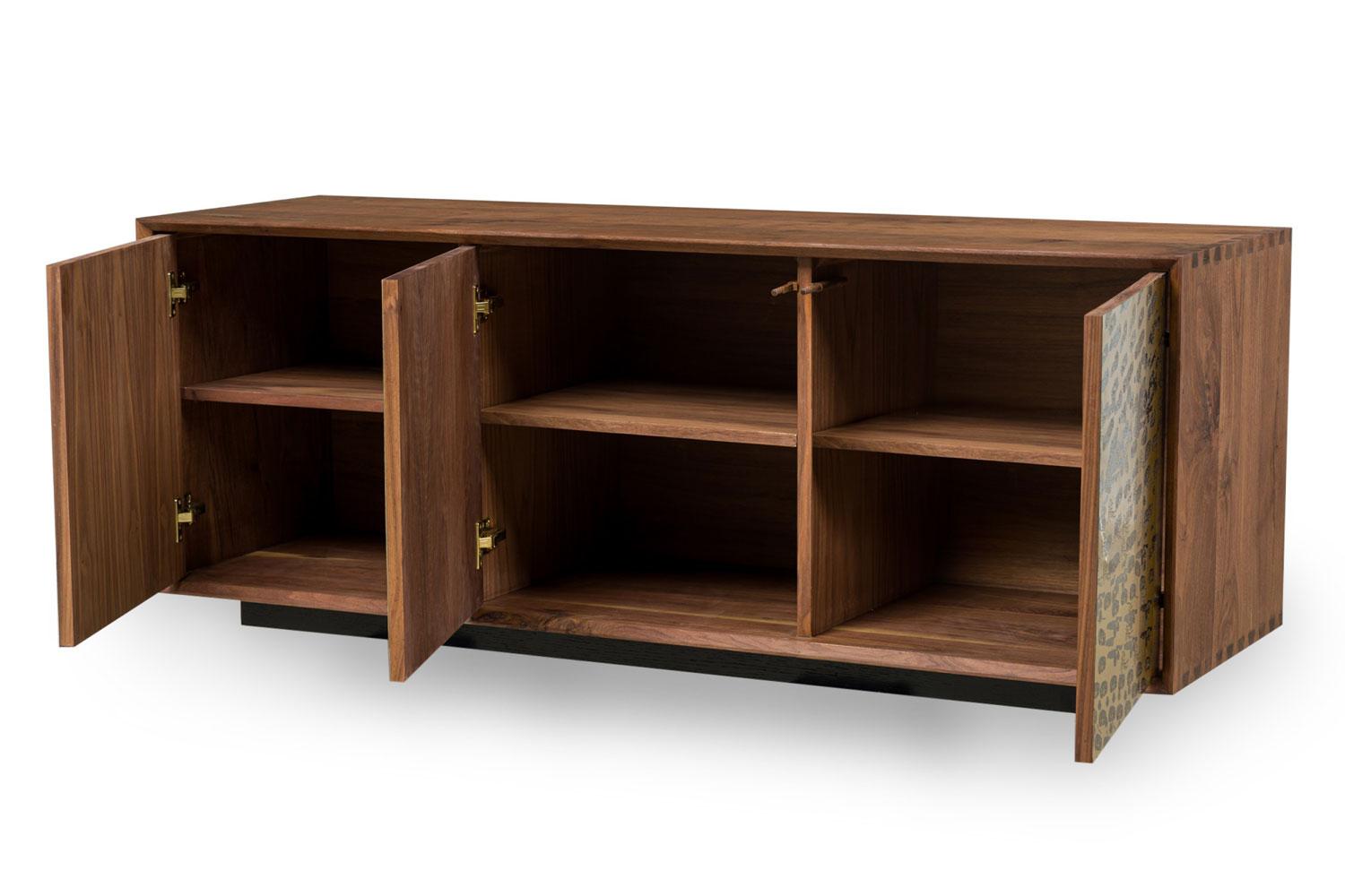 Contemporary / Modern Walnut and Etched Brass 3-Door Credenza / Sideboard In condizioni buone in vendita a Queens, NY