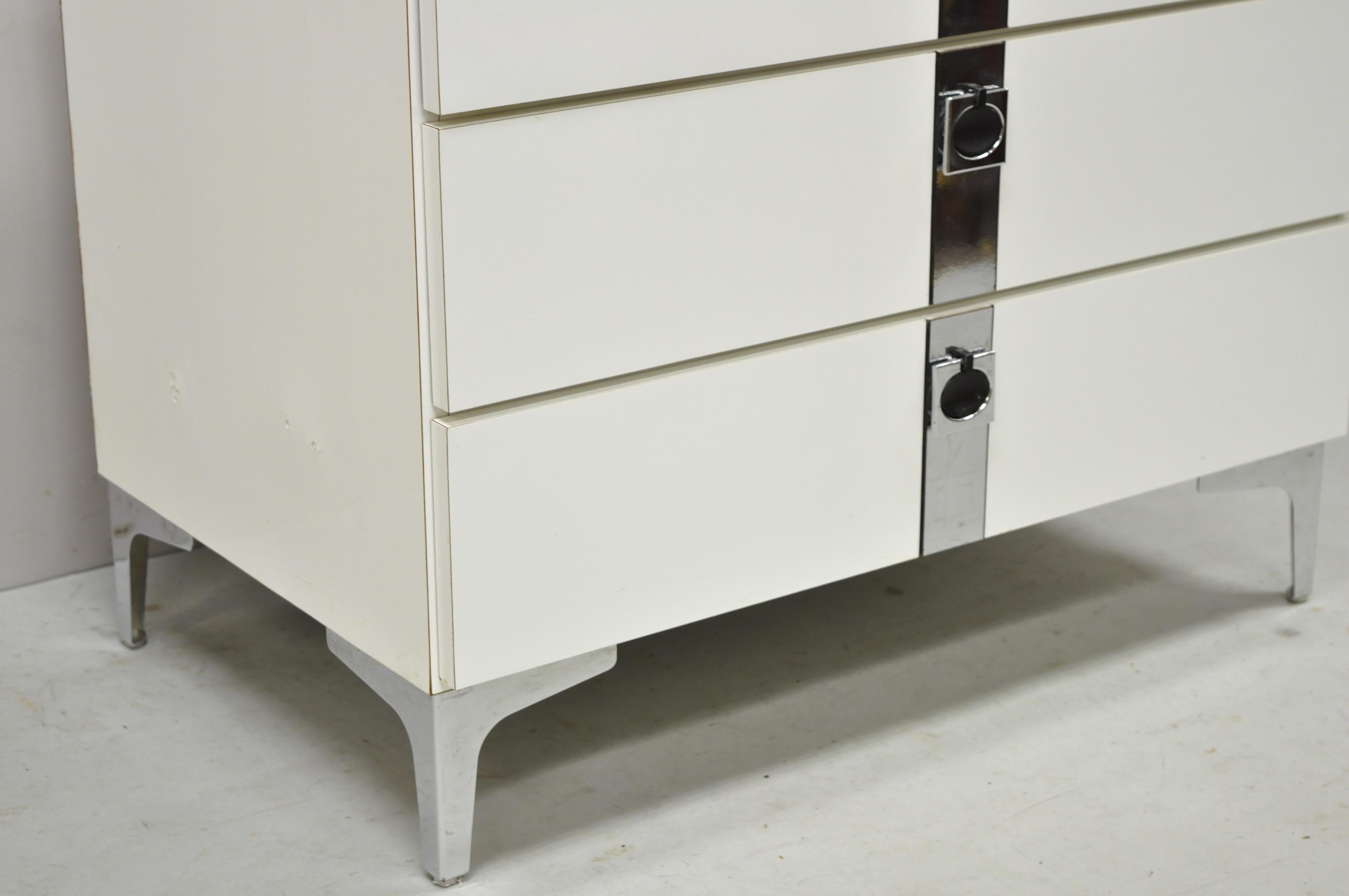 Table de nuit contemporaine et moderne à 3 tiroirs avec garniture chromée Formica blanche en vente 4