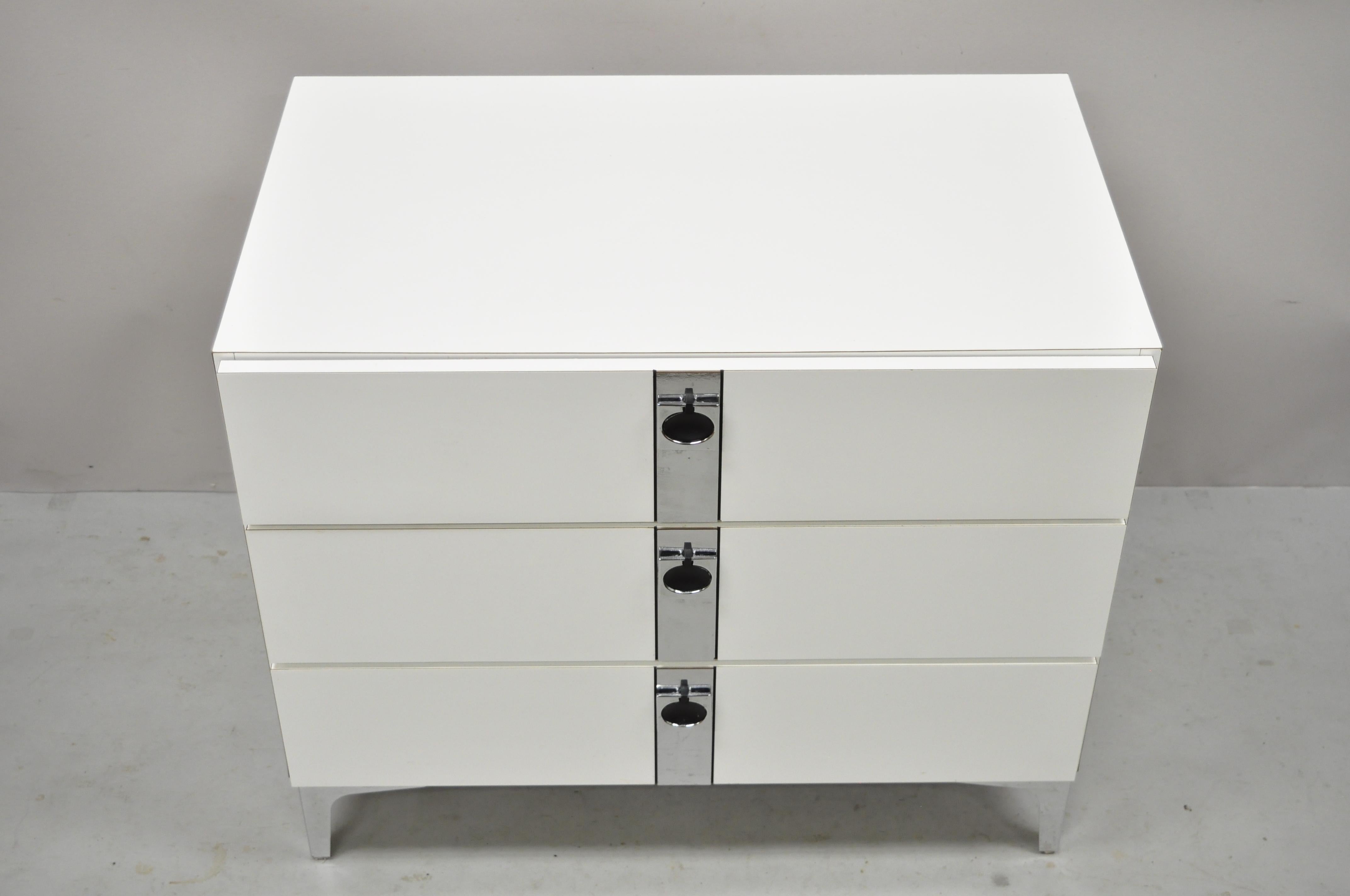 Zeitgenössischer moderner weißer Formica-Nachttisch mit 3 Schubladen und Chrombesatz im Angebot 7