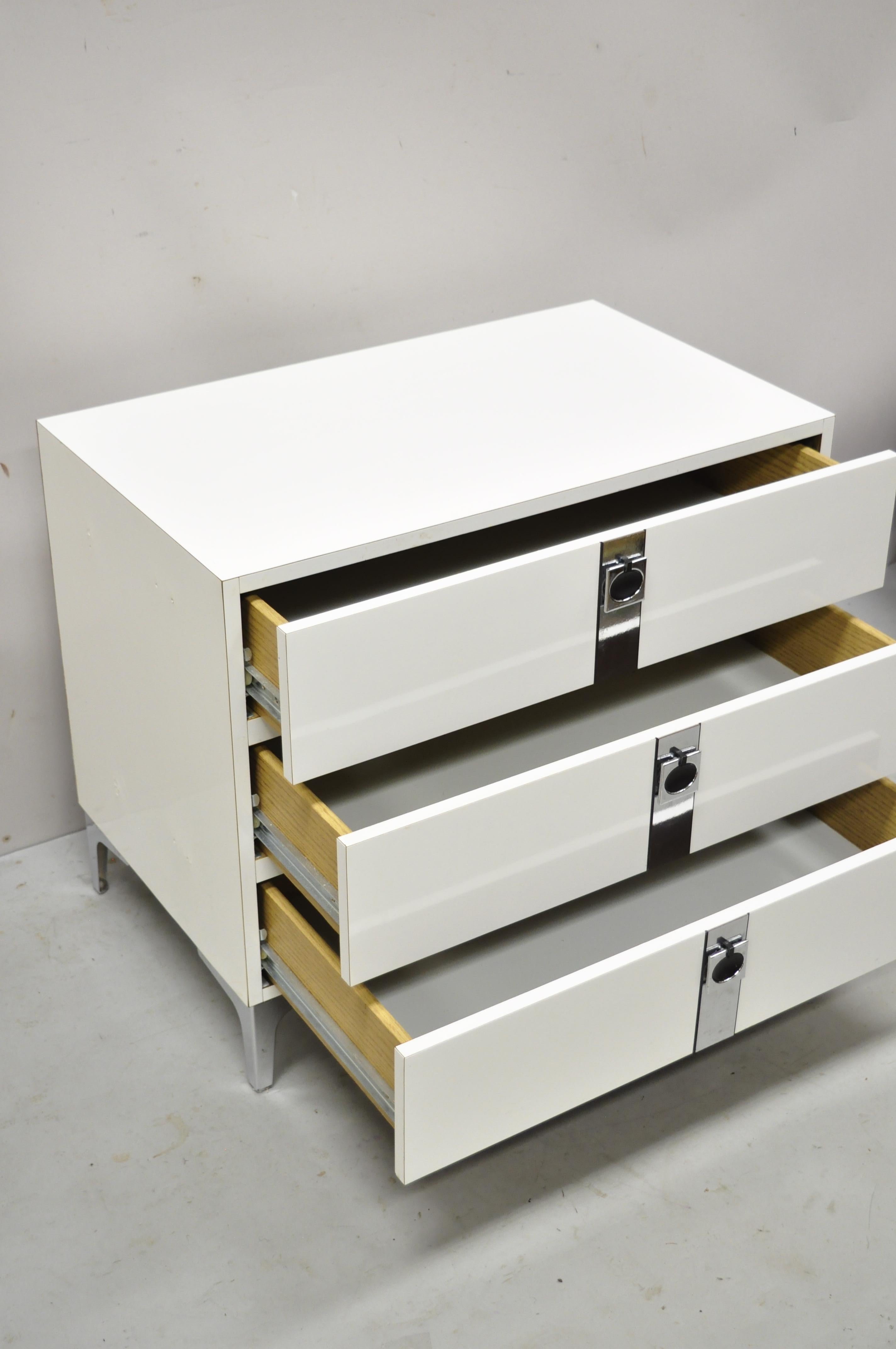 Moderne Table de nuit contemporaine et moderne à 3 tiroirs avec garniture chromée Formica blanche en vente