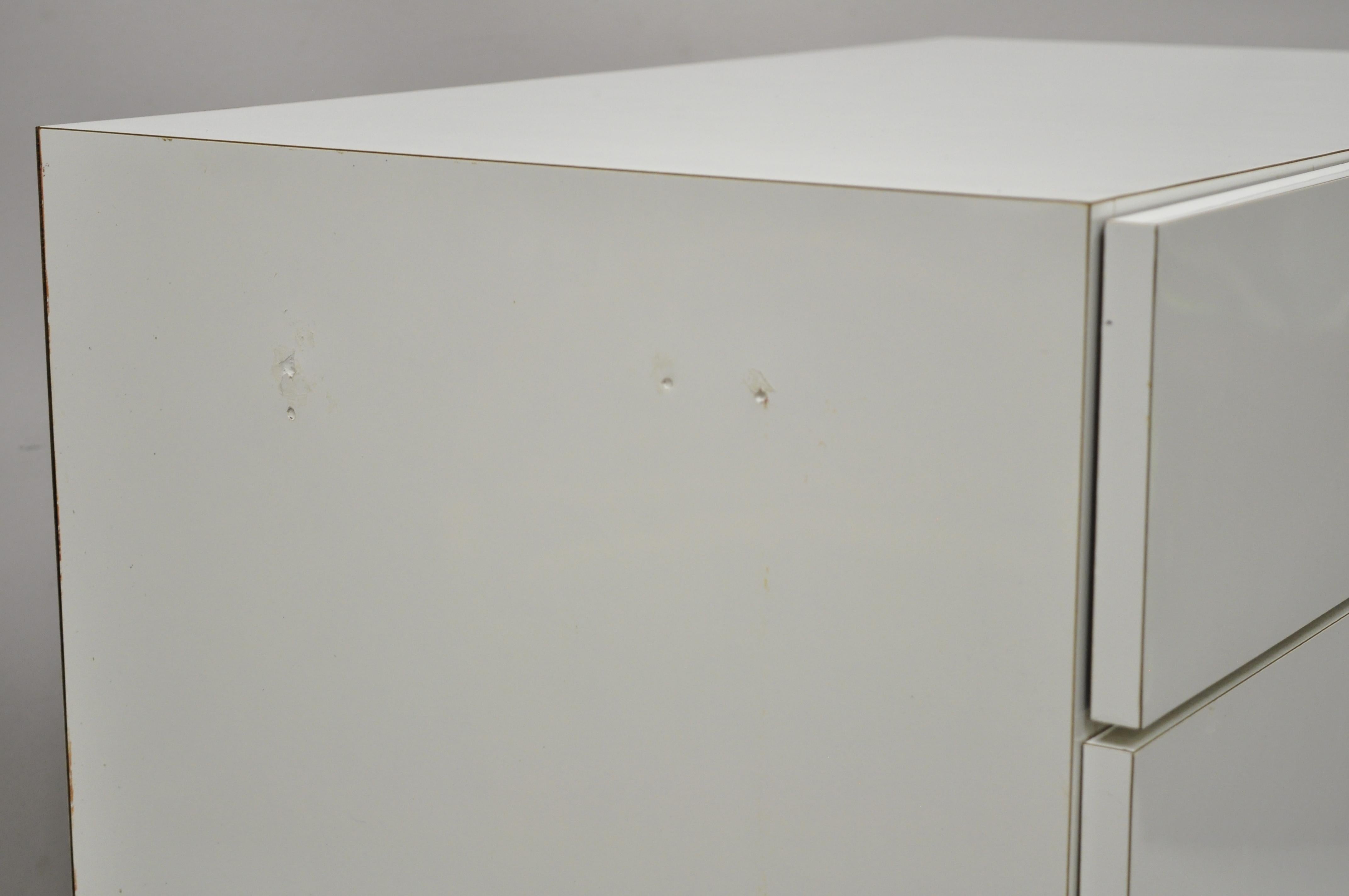 Zeitgenössischer moderner weißer Formica-Nachttisch mit 3 Schubladen und Chrombesatz im Angebot 2