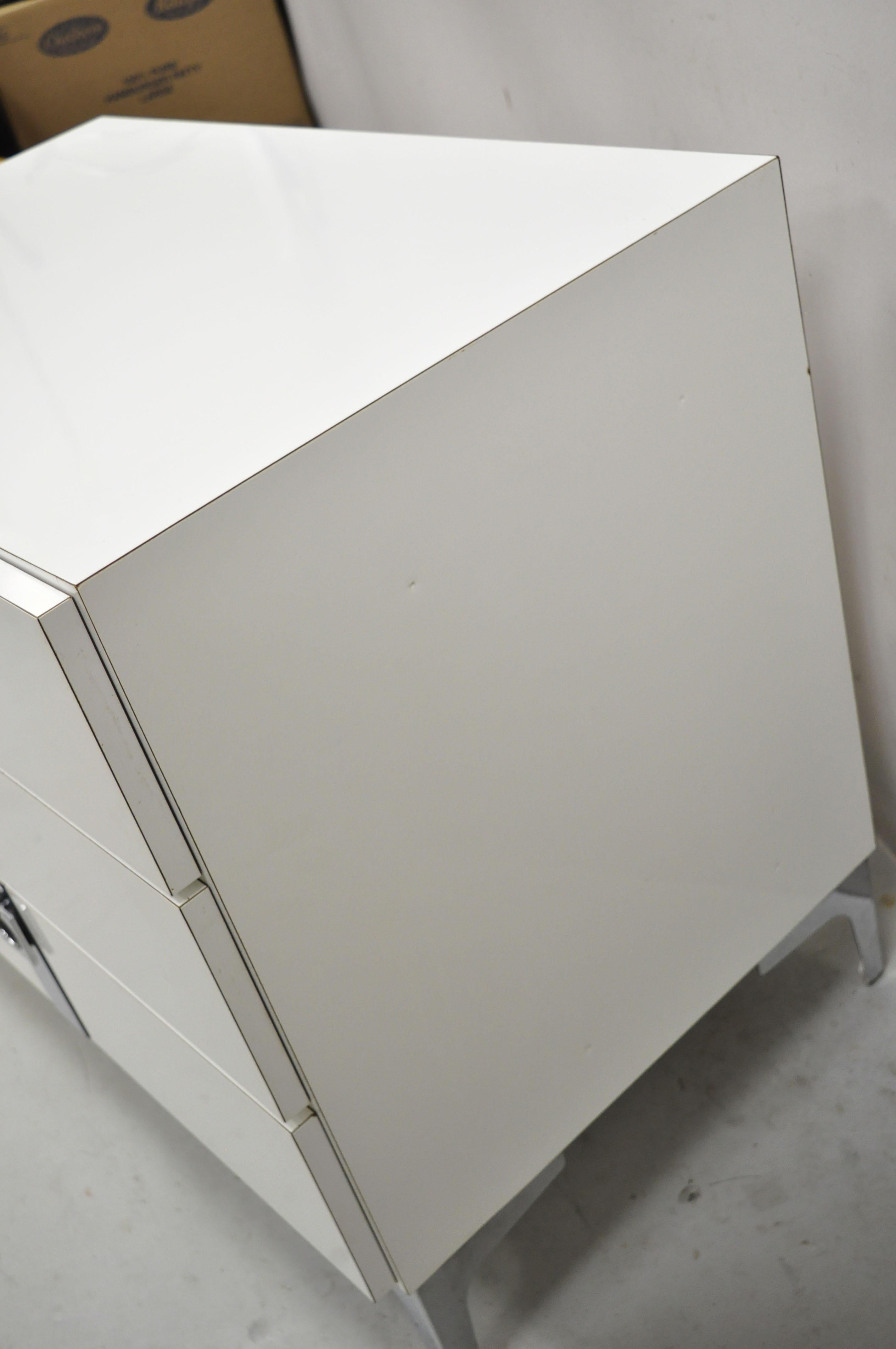Table de nuit contemporaine et moderne à 3 tiroirs avec garniture chromée Formica blanche en vente 3