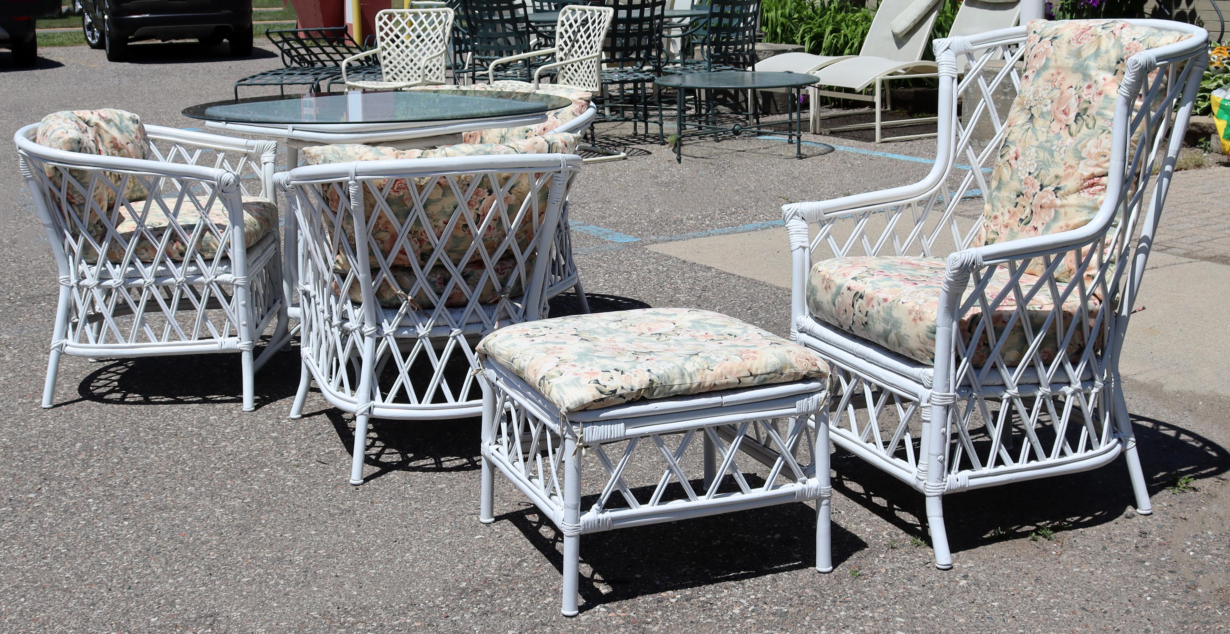 Contemporary Modern White Wicker Rattan Patio Dining Set Table Chairs Ottoman In Good Condition In Keego Harbor, MI