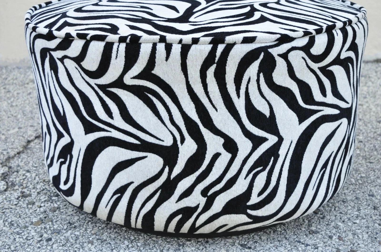 Chaise longue contemporaine moderne à assise ronde pivotante en tissu imprimé zèbre Bon état - En vente à Philadelphia, PA