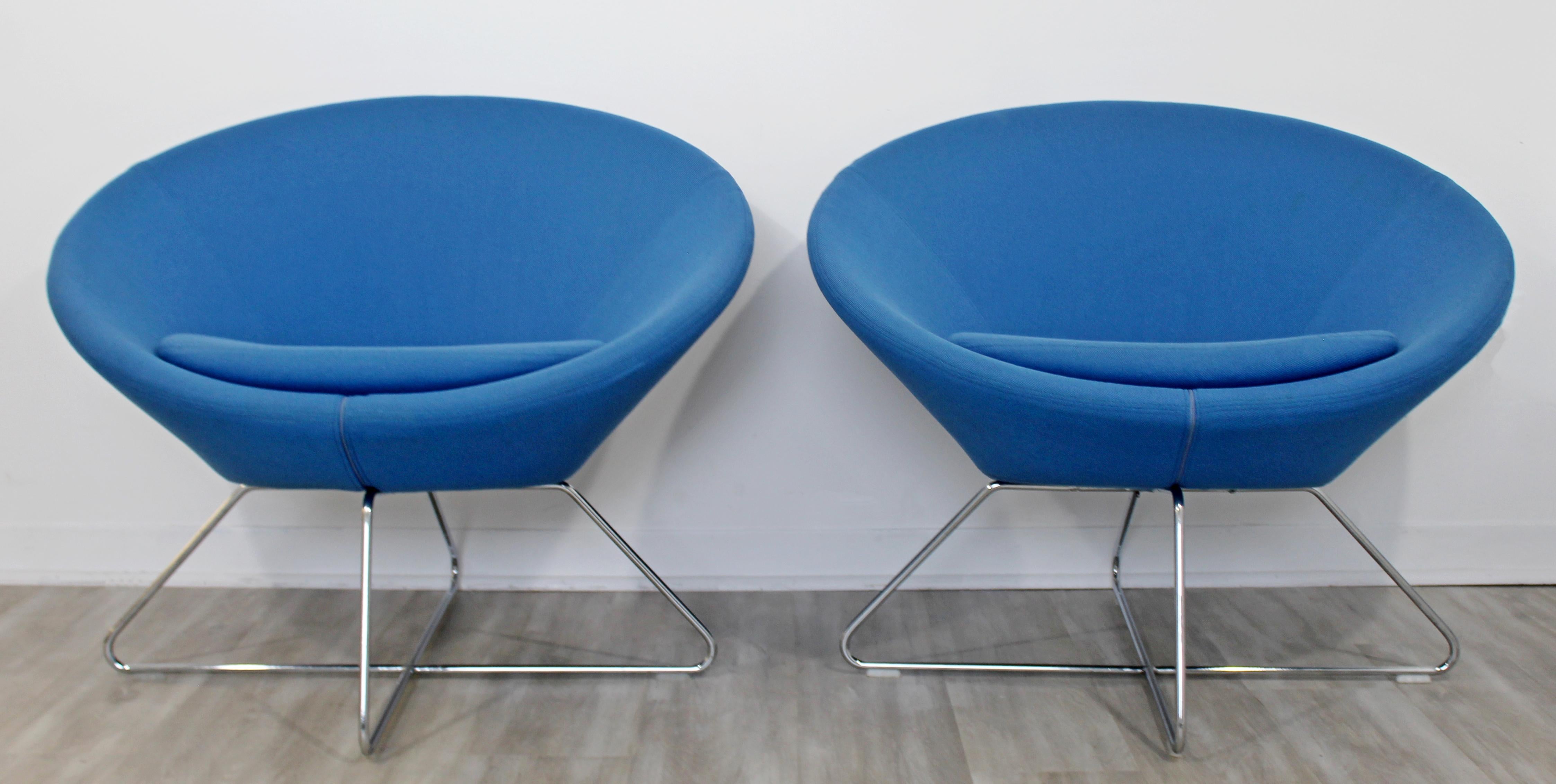 For your consideration is a chic pair of blue lounge or accent chairs, on chrome bases, by Allermuir. In excellent condition. The dimensions are 34.5