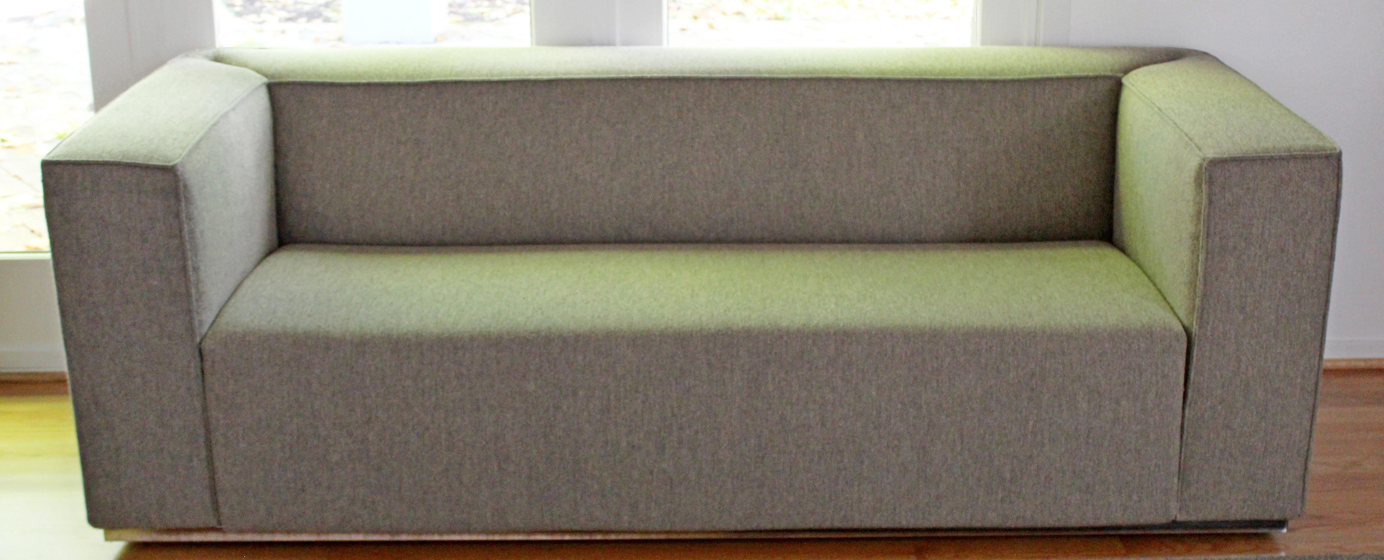 Nous vous proposons un canapé confortable et chic, de couleur grise, sur une base chromée, fabriqué en Italie pour Cassina, USA. En parfait état. Les dimensions sont les suivantes : 82