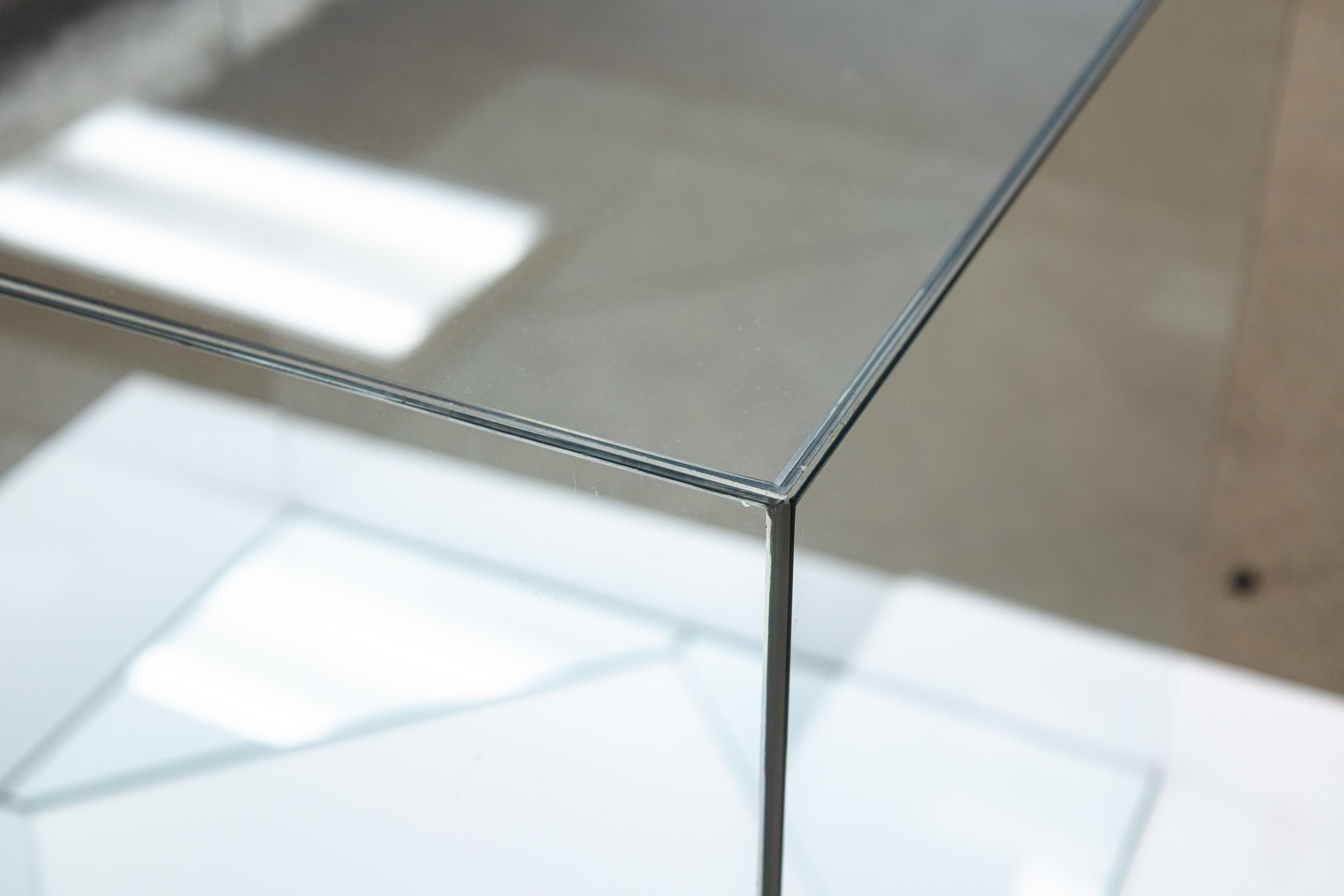 Moderno Tavolo d'accento laterale a cubo in vetro trasparente modernista in vendita