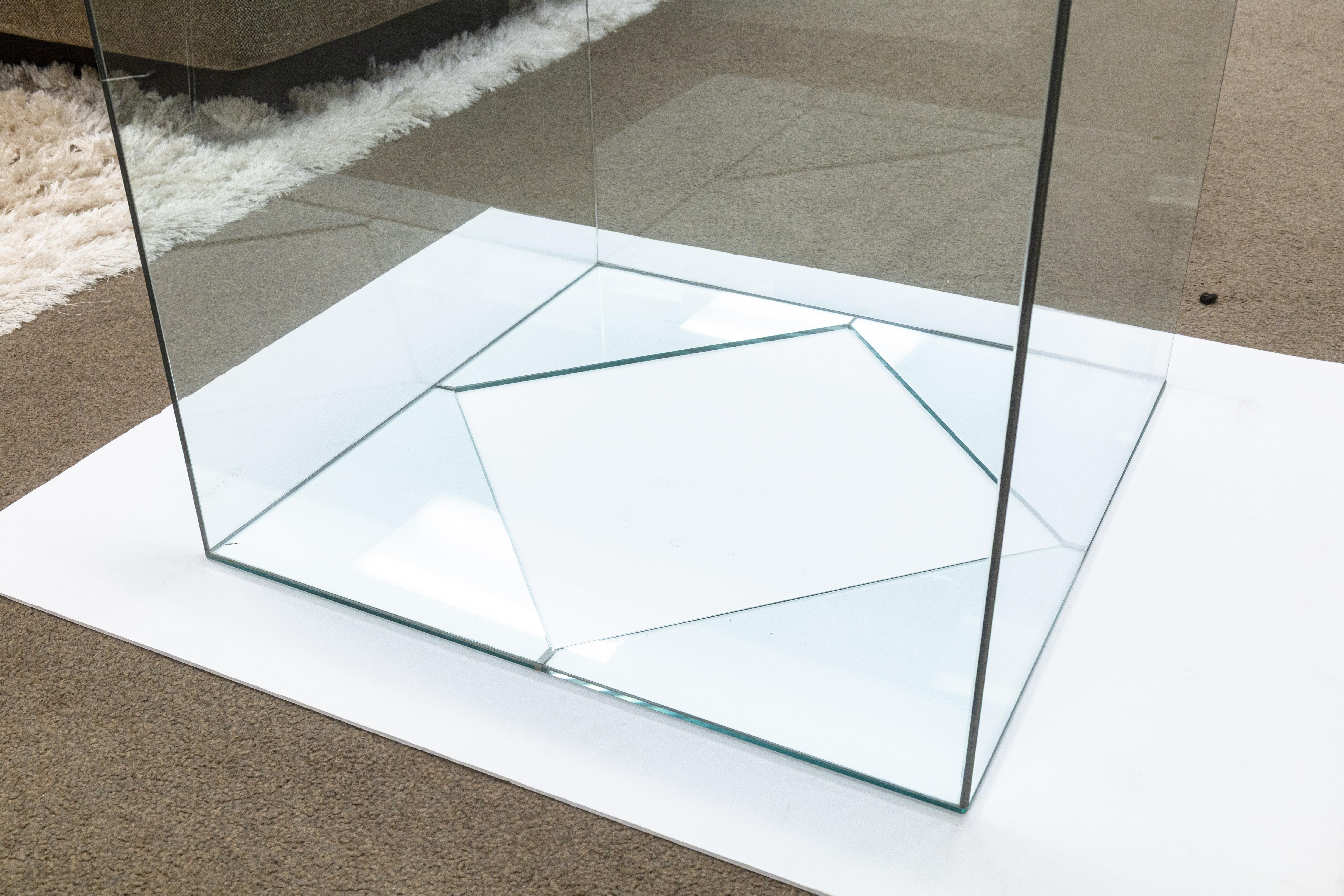 XX secolo Tavolo d'accento laterale a cubo in vetro trasparente modernista in vendita