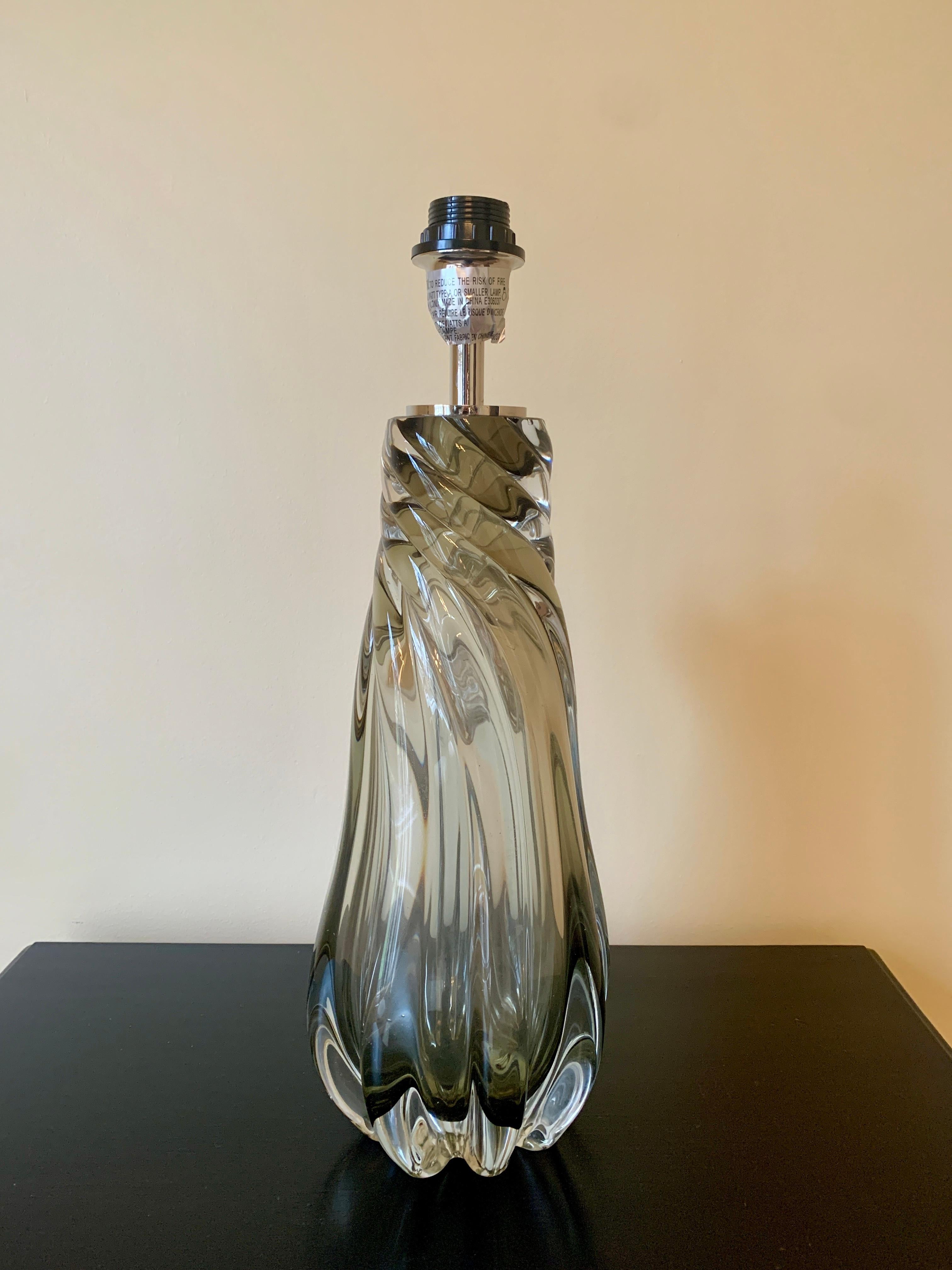A sleek contemporary Modernist clear glass table lamp with a beautiful twisted base

USA, Late 20th Century

Measures: 6.5