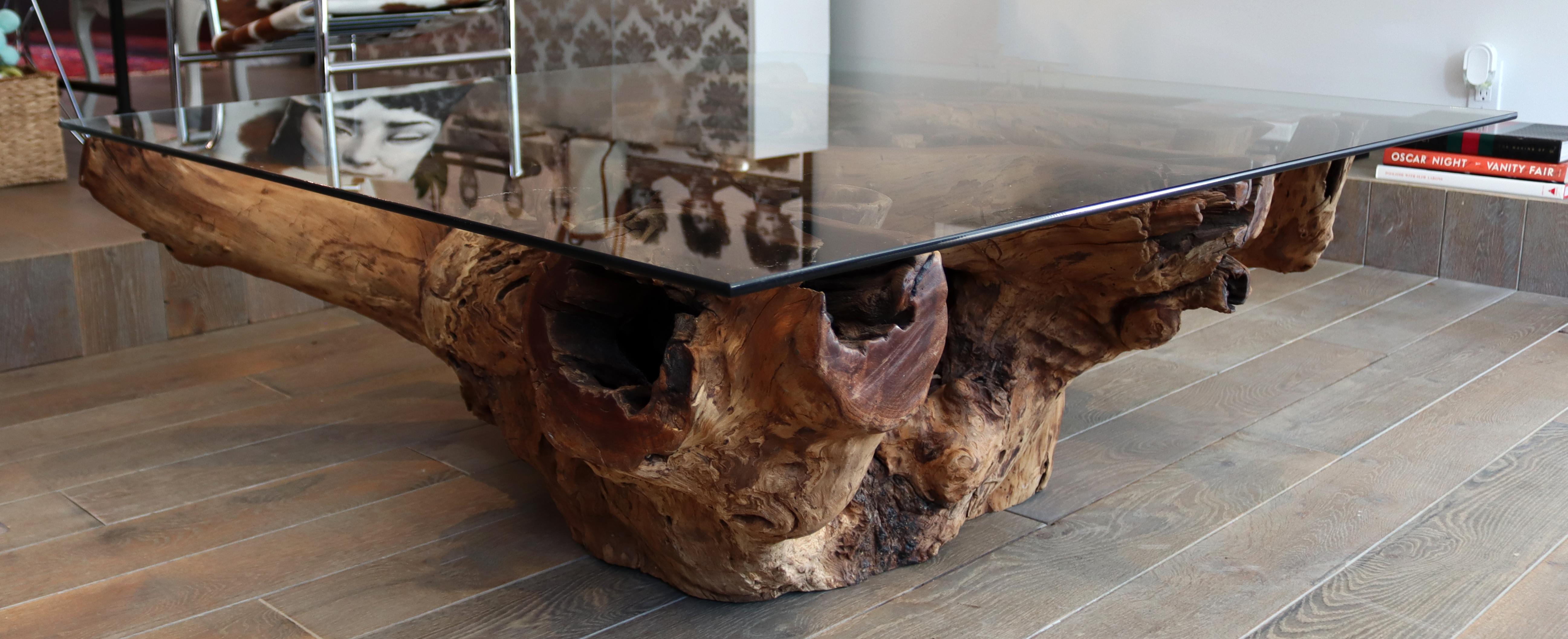 For your consideration is a stupendous, low and square coffee table, made of driftwood, and with a glass top. In excellent condition. The dimensions are 51