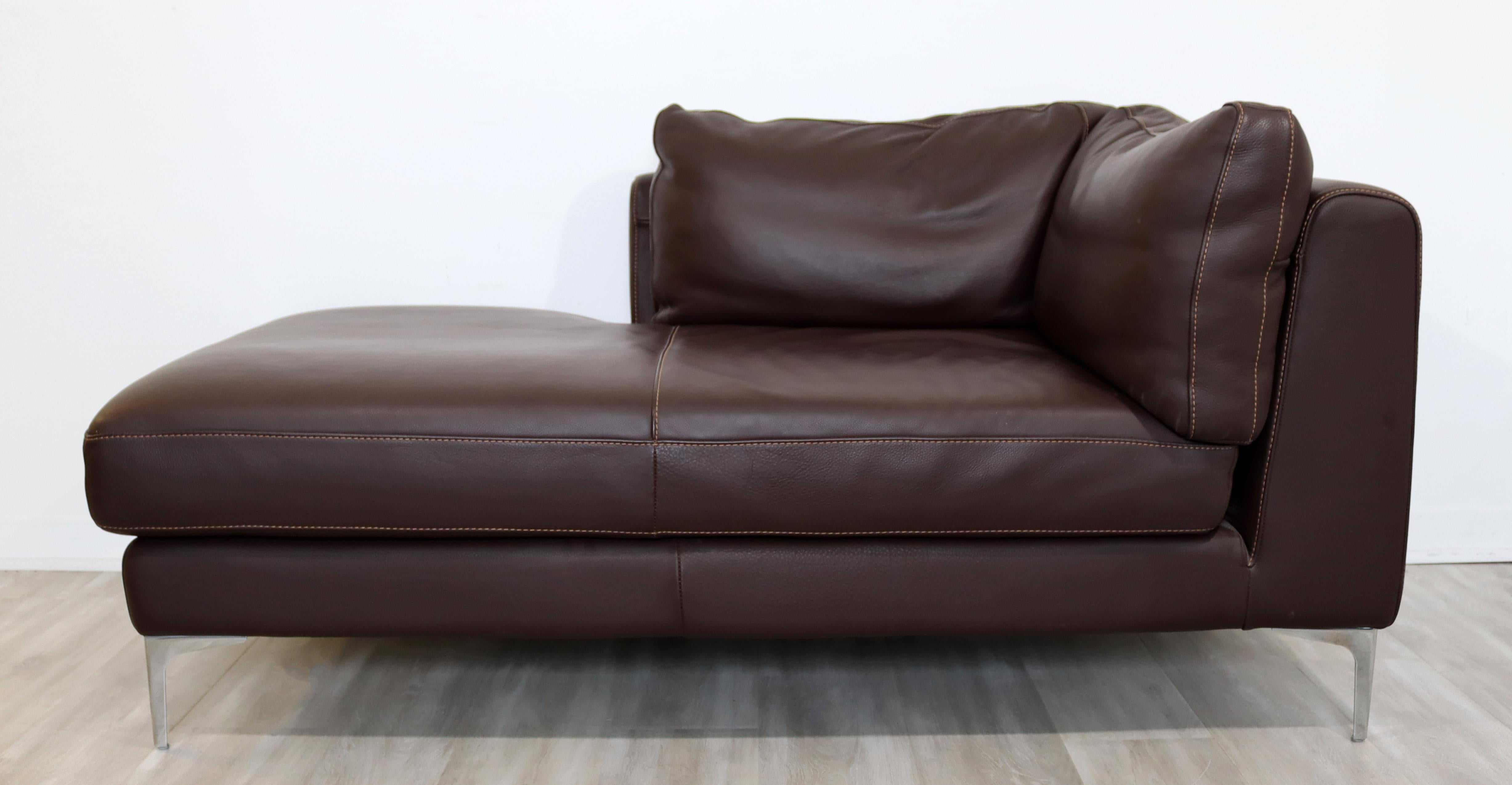 For your consideration is a terrific chaise lounge or sofa, with a brown leather upholstery by Nicoletti Italia. In excellent condition. The dimensions are 60