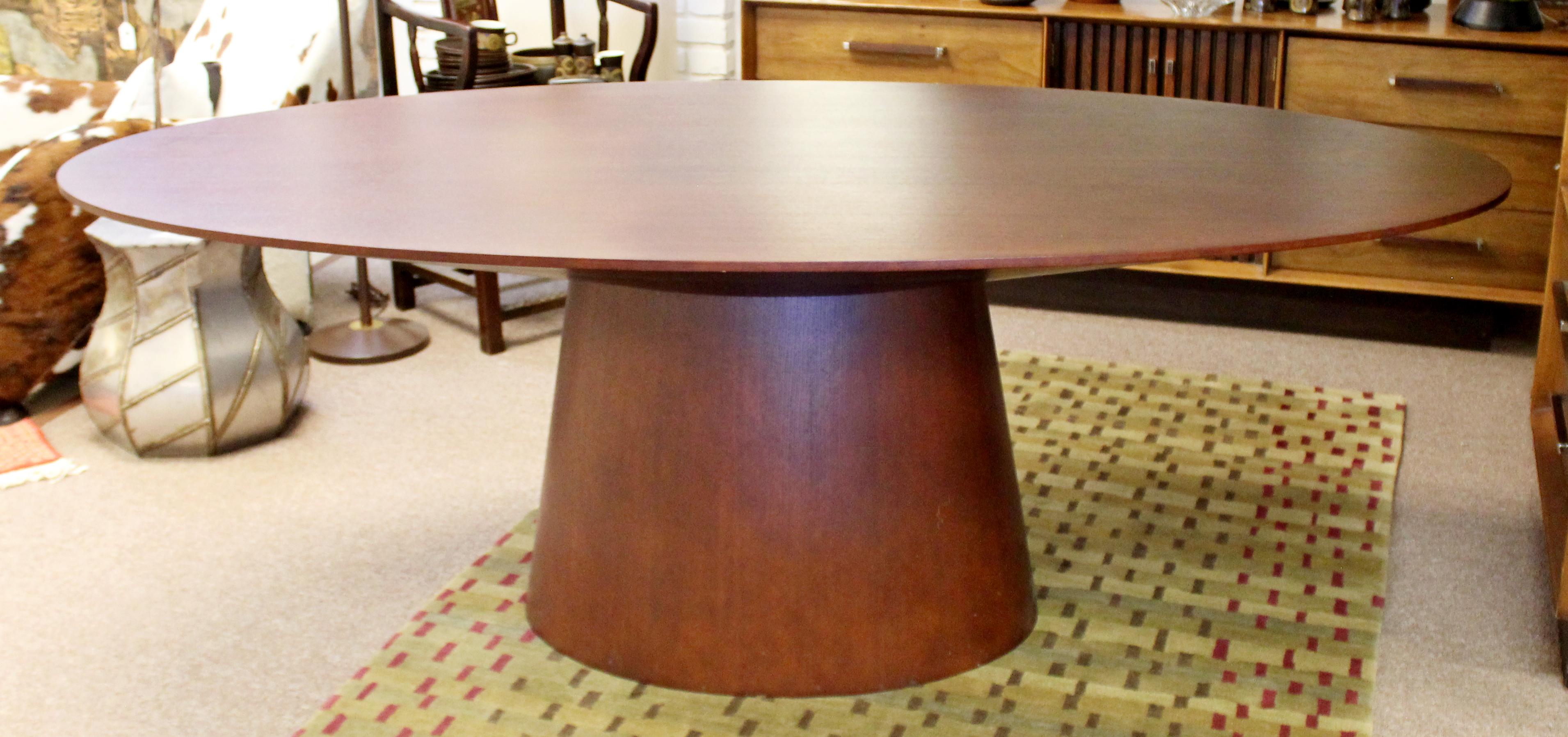 For your consideration is a stunning, oval shaped wood dining table, by Sullivan, circa the 1990s. In excellent condition. The dimensions are 84