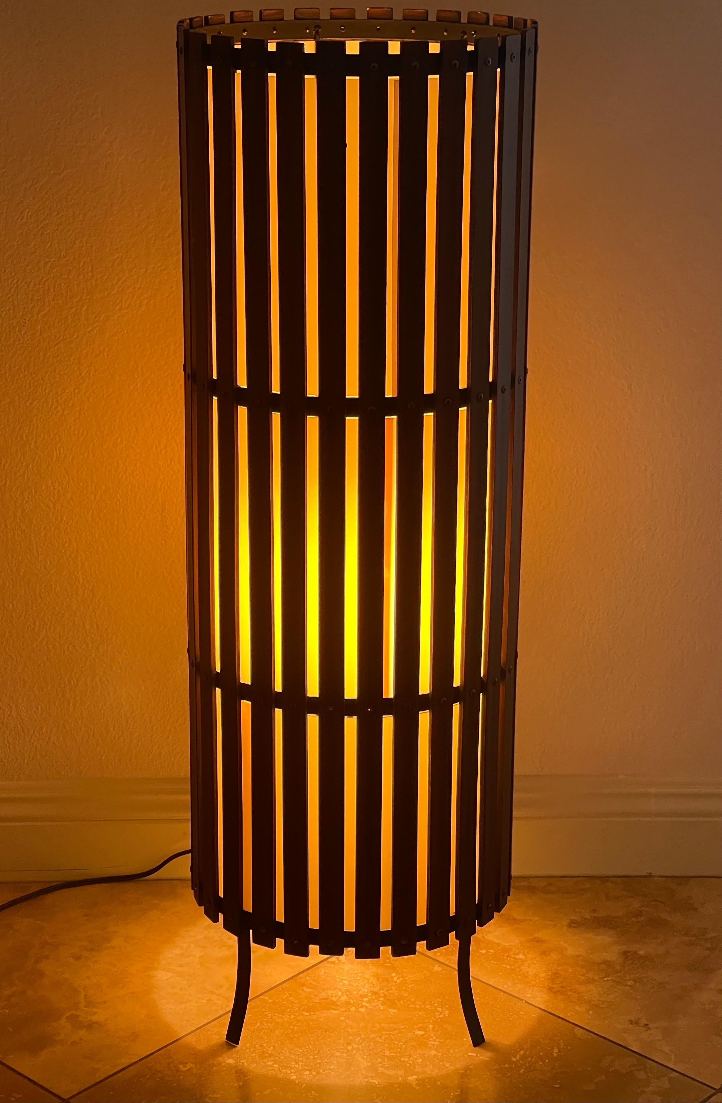 Zeitgenössische modernistische zylindrische Stehlampe aus Nussbaumholz mit Lattenrost im Angebot 3