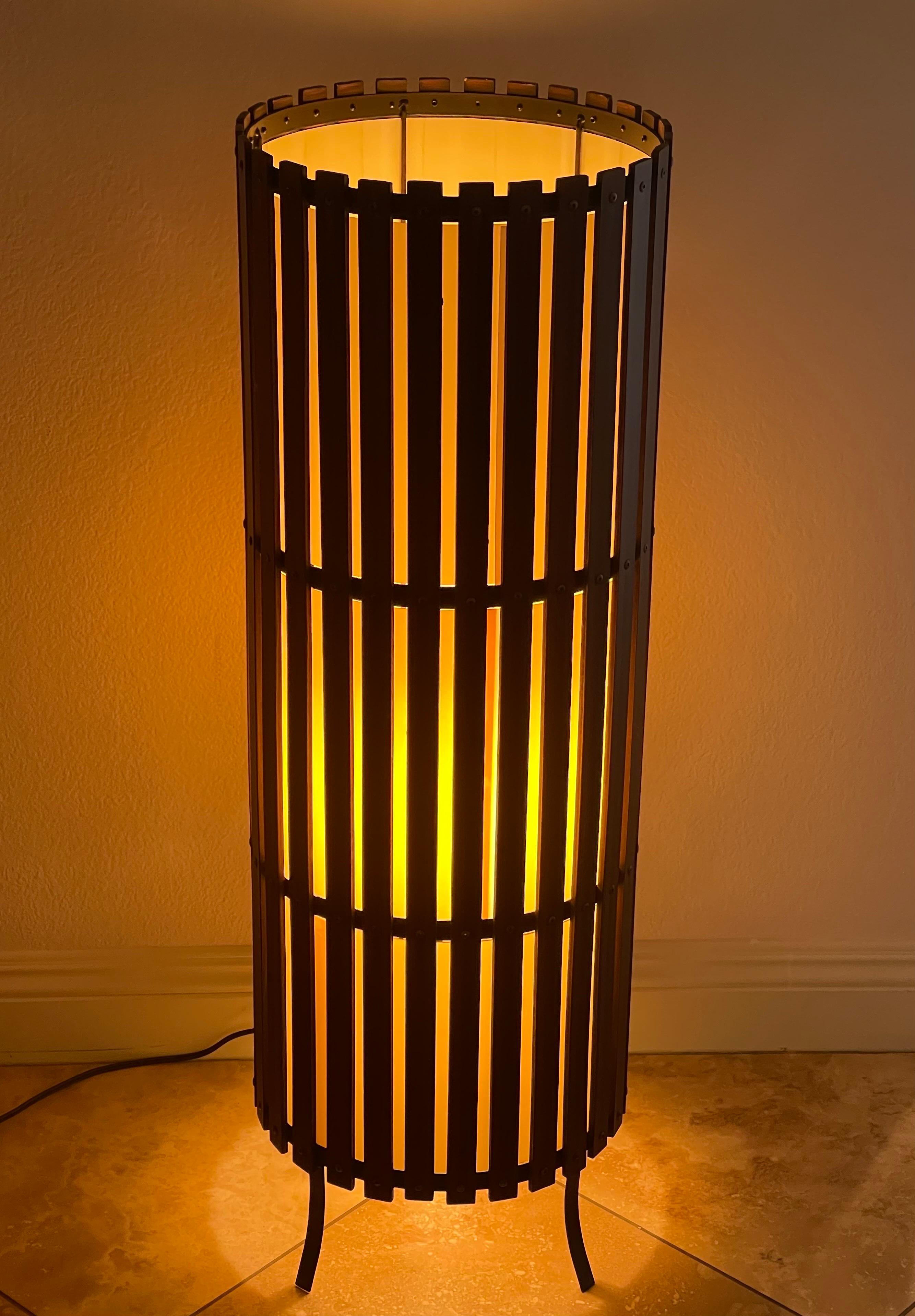 Zeitgenössische modernistische zylindrische Stehlampe aus Nussbaumholz mit Lattenrost im Angebot 4