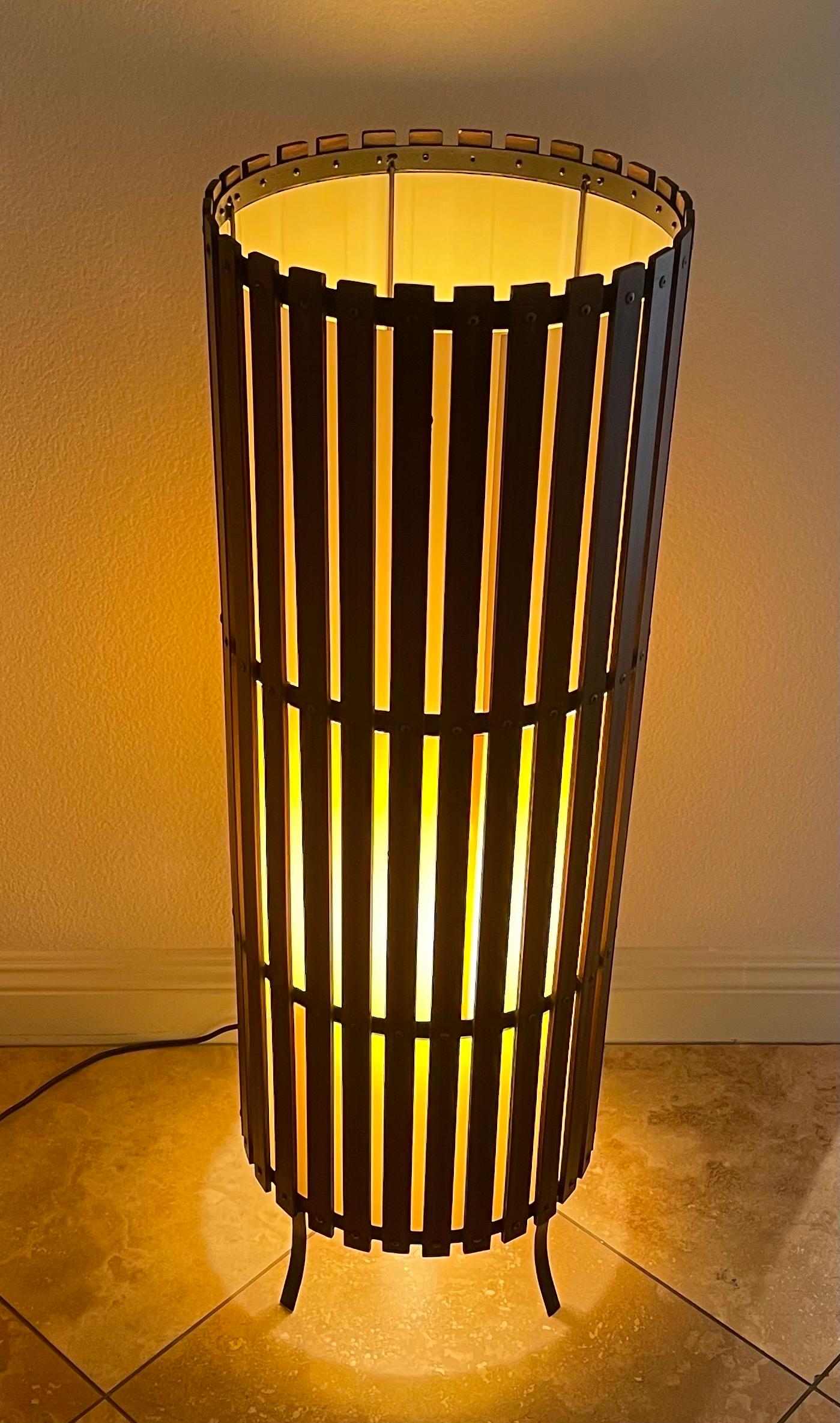 Zeitgenössische modernistische zylindrische Stehlampe aus Nussbaumholz mit Lattenrost im Angebot 5