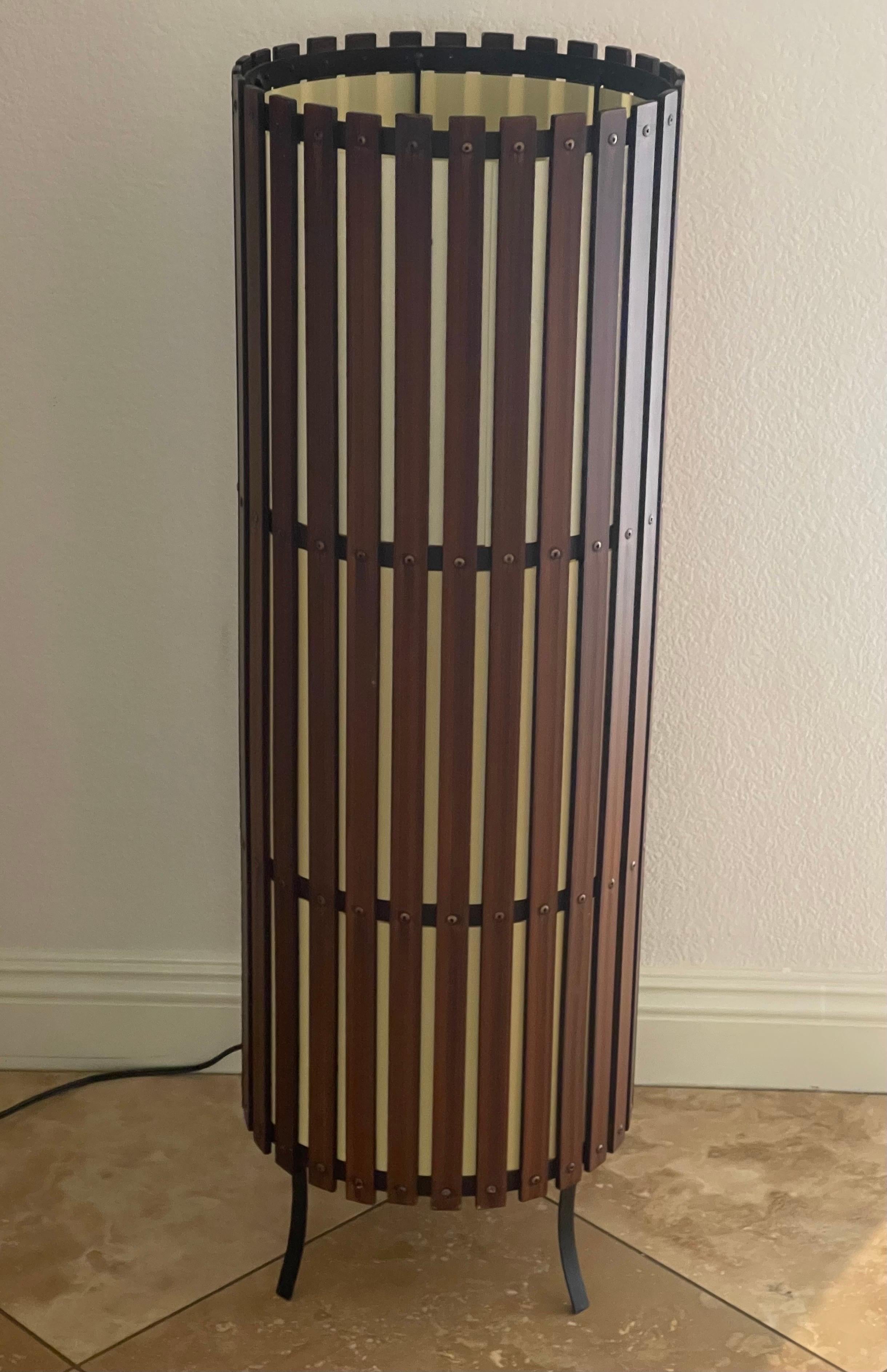 Zeitgenössische modernistische zylindrische Stehlampe aus Nussbaumholz mit Lattenrost im Angebot 6