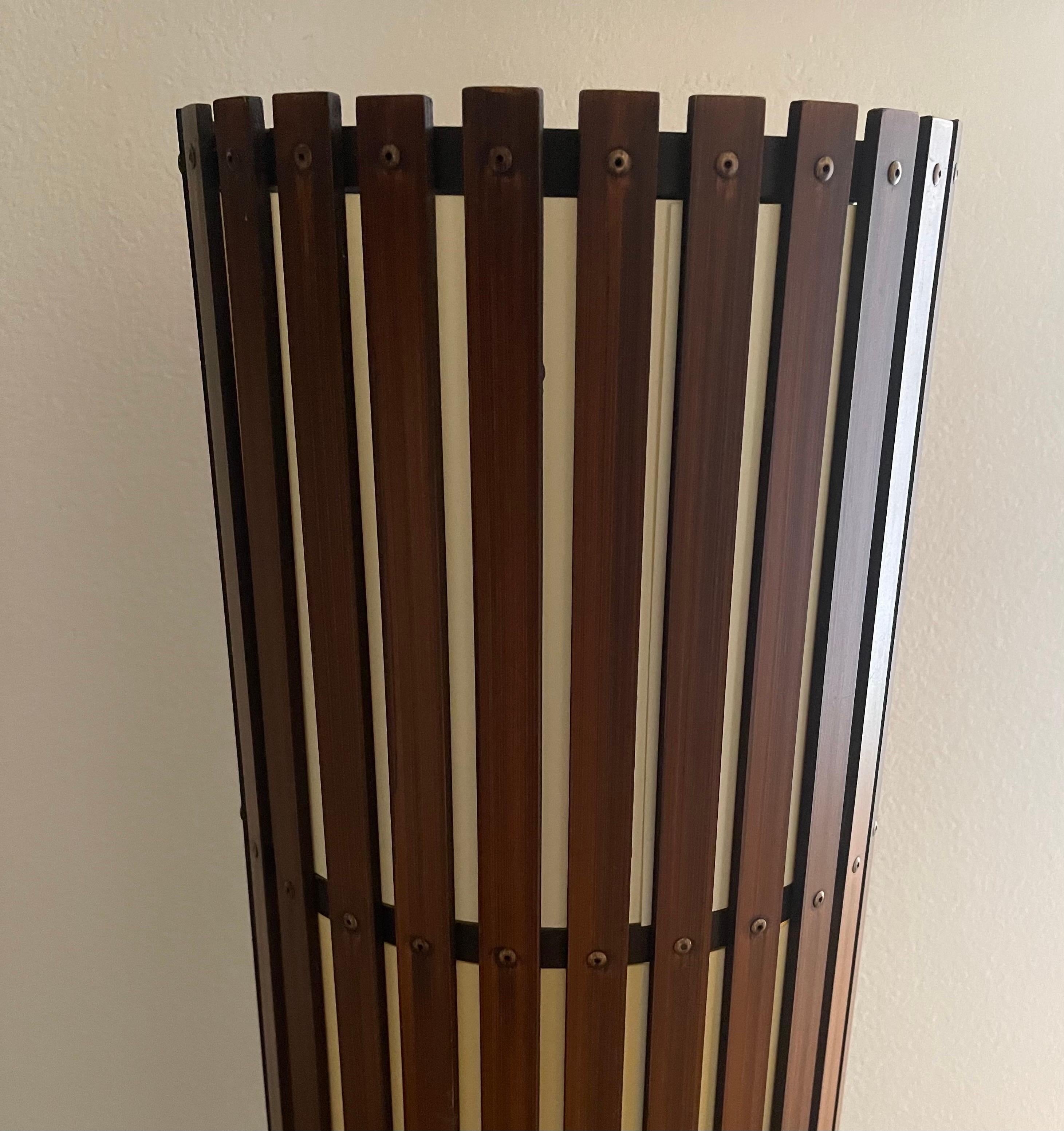 Zeitgenössische modernistische zylindrische Stehlampe aus Nussbaumholz mit Lattenrost (Moderne der Mitte des Jahrhunderts) im Angebot