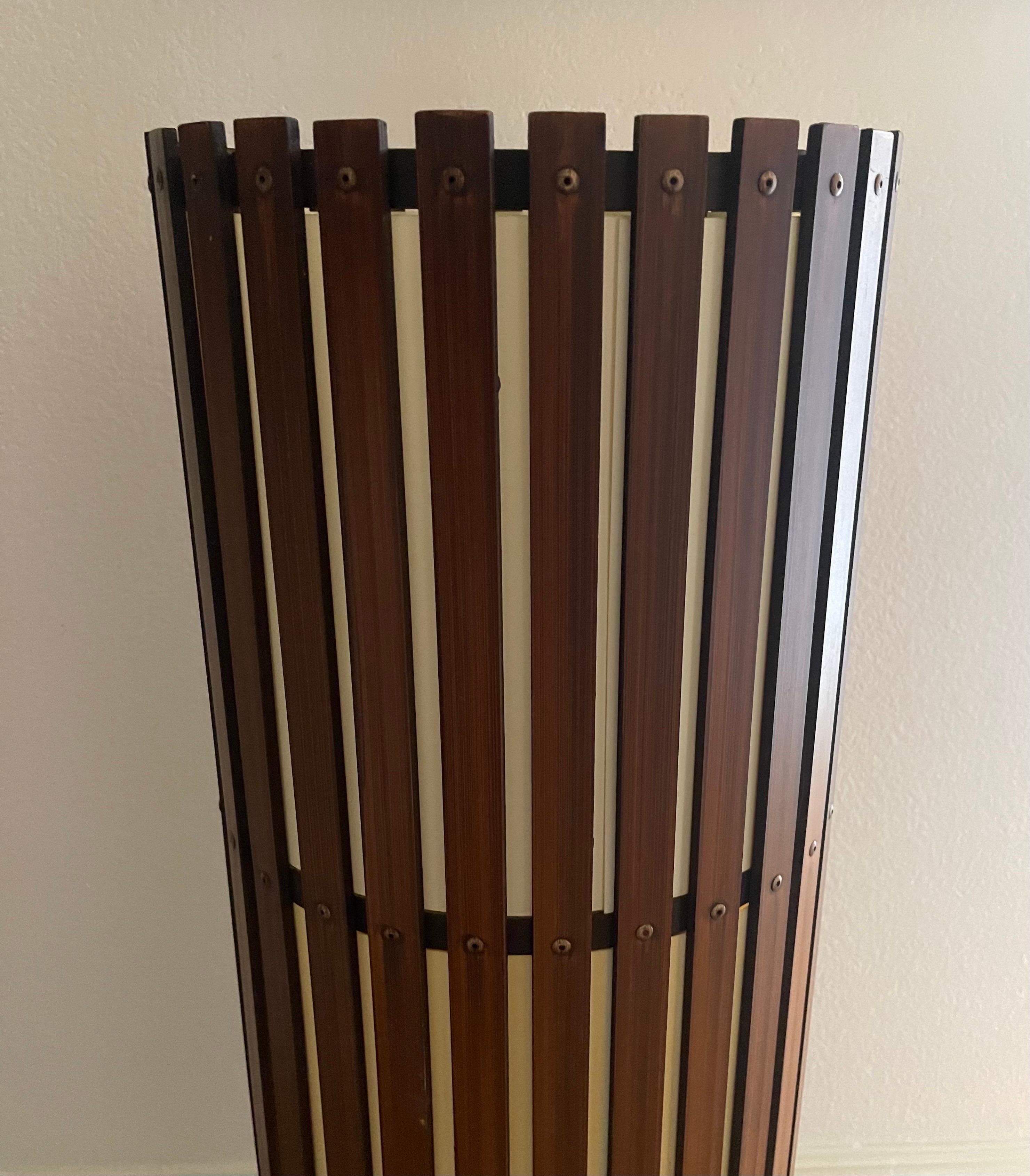 Zeitgenössische modernistische zylindrische Stehlampe aus Nussbaumholz mit Lattenrost (Metall) im Angebot