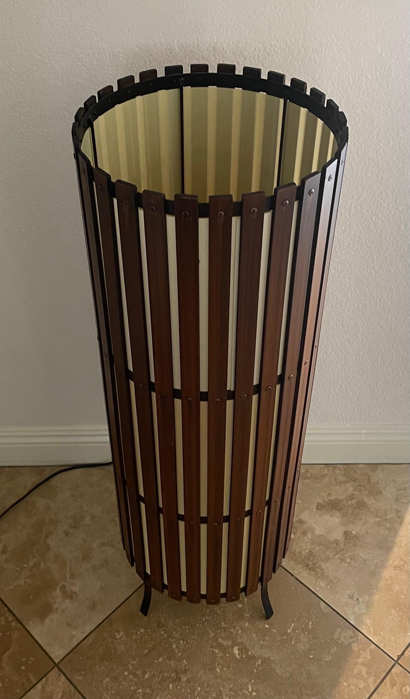 Zeitgenössische modernistische zylindrische Stehlampe aus Nussbaumholz mit Lattenrost im Angebot 1