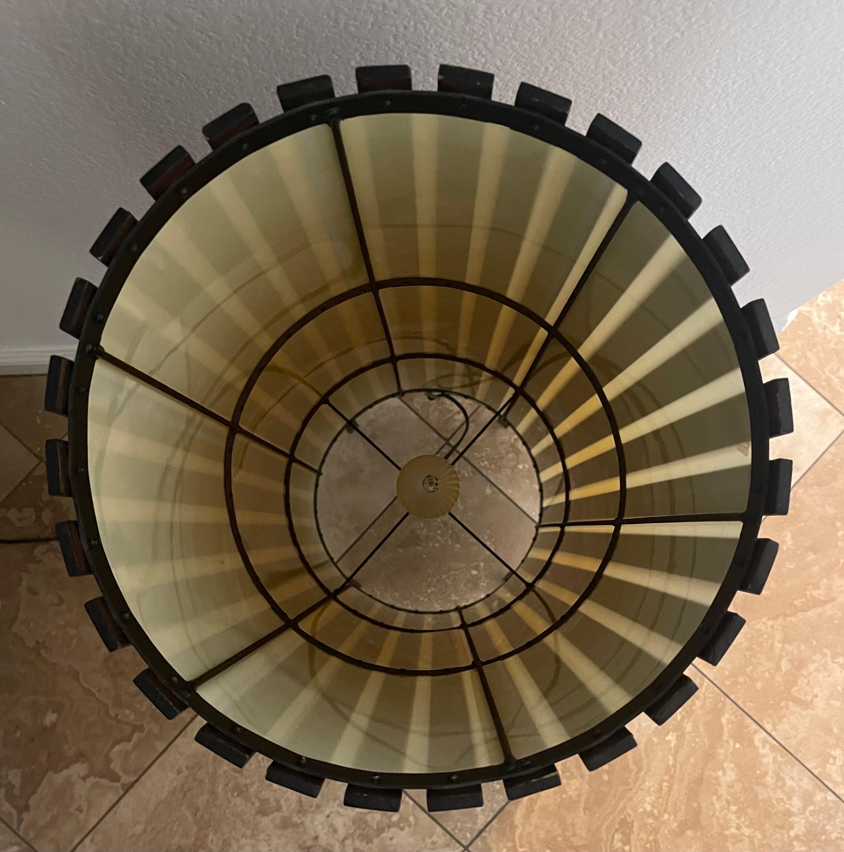 Zeitgenössische modernistische zylindrische Stehlampe aus Nussbaumholz mit Lattenrost im Angebot 2