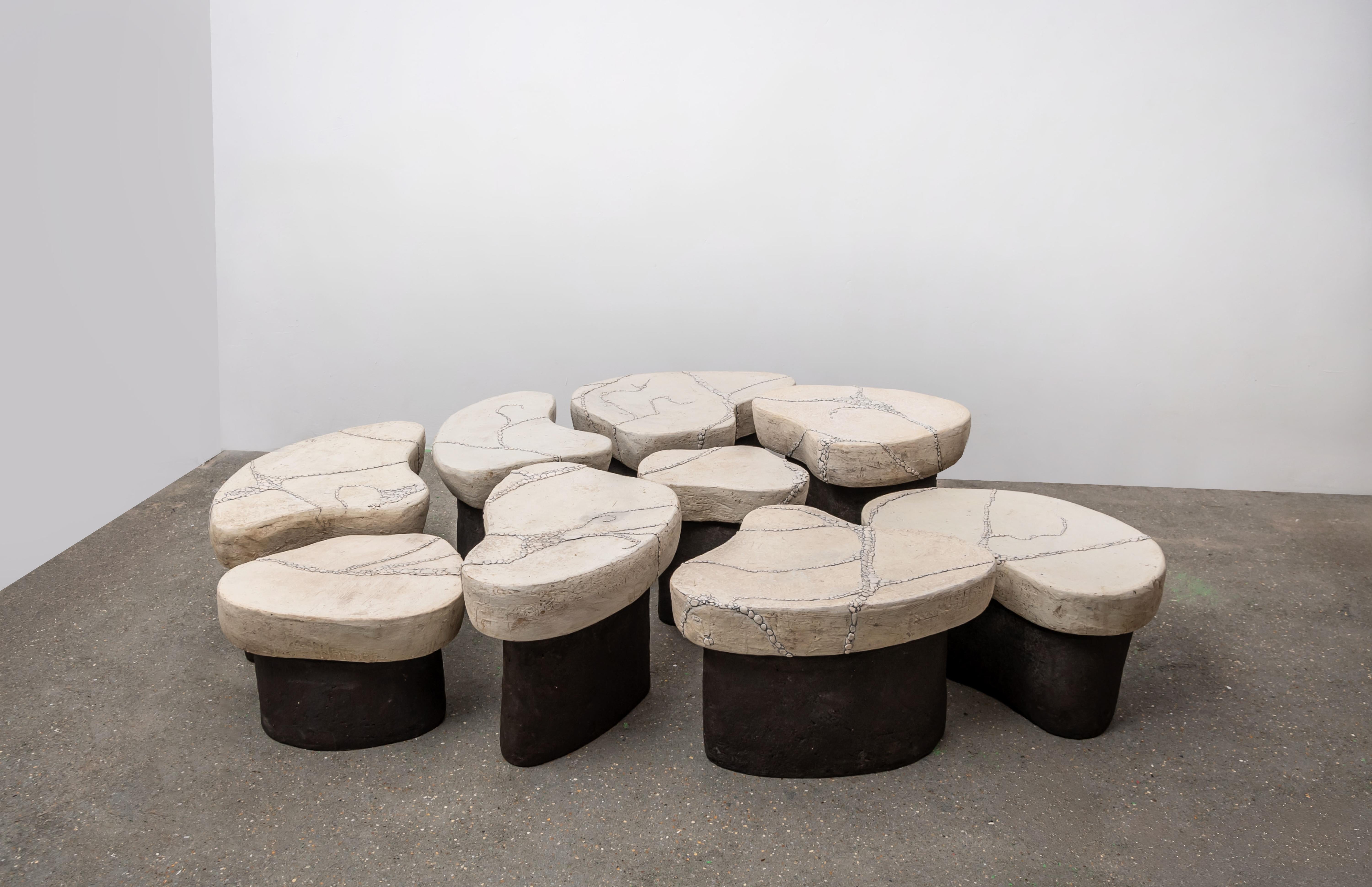 Tabla Champignon de Agnès Debizet 
Material: Gres, engobe prochain
Dimensiones: An 180 x Pr 130 cm - Al 28 a 40 cm
Año: 2025

Tendiendo un puente entre la función y el arte, la 