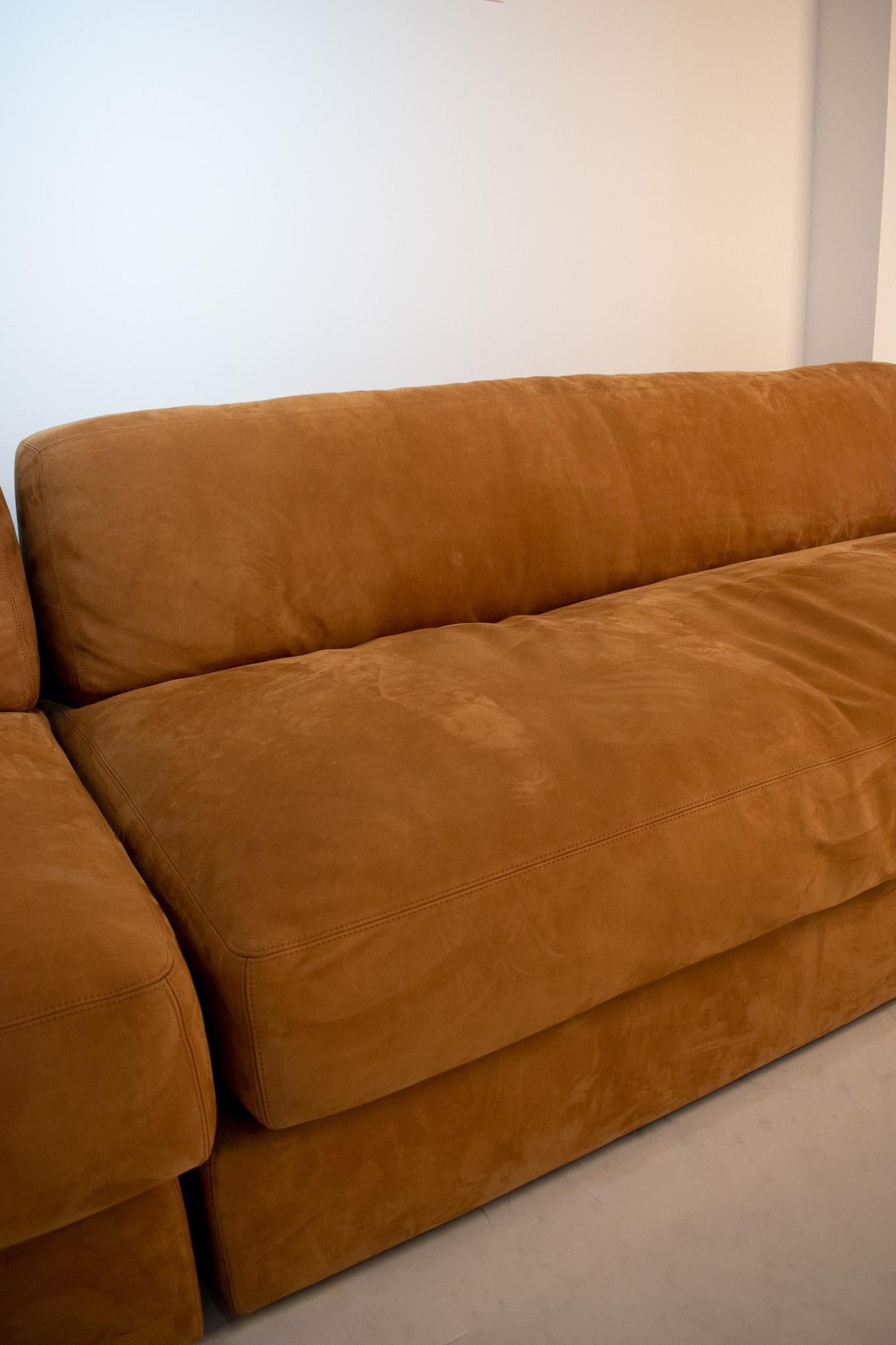Canapé modulaire contemporain en daim brun clair, fabriqué à la main au Royaume-Uni Neuf - En vente à London, GB