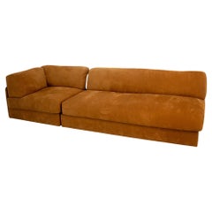 Zeitgenössisches modulares Sofa aus braunem Wildleder, handgefertigt in Großbritannien