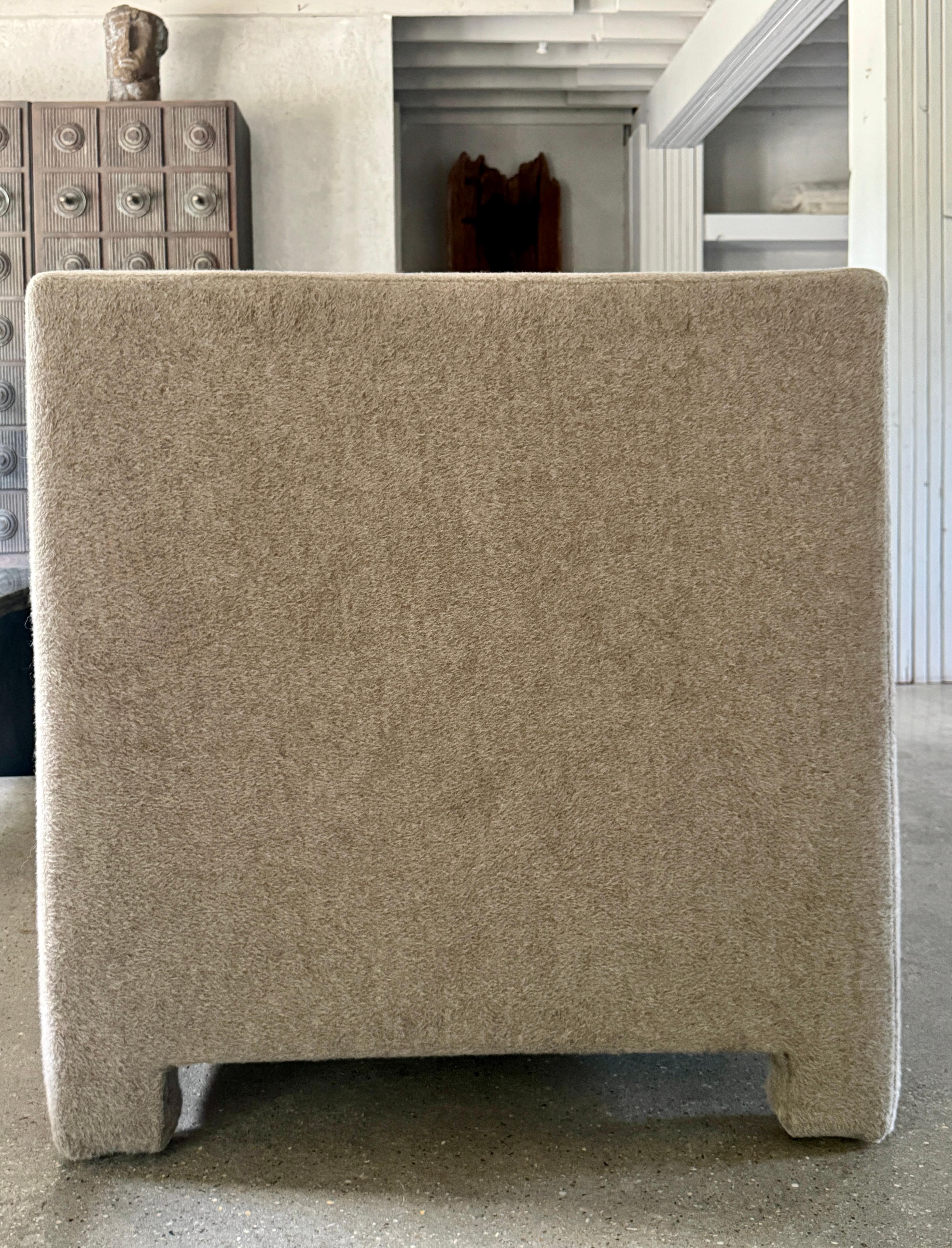 Laine Daybed Contemporary en Mohair avec coussins (New) en vente