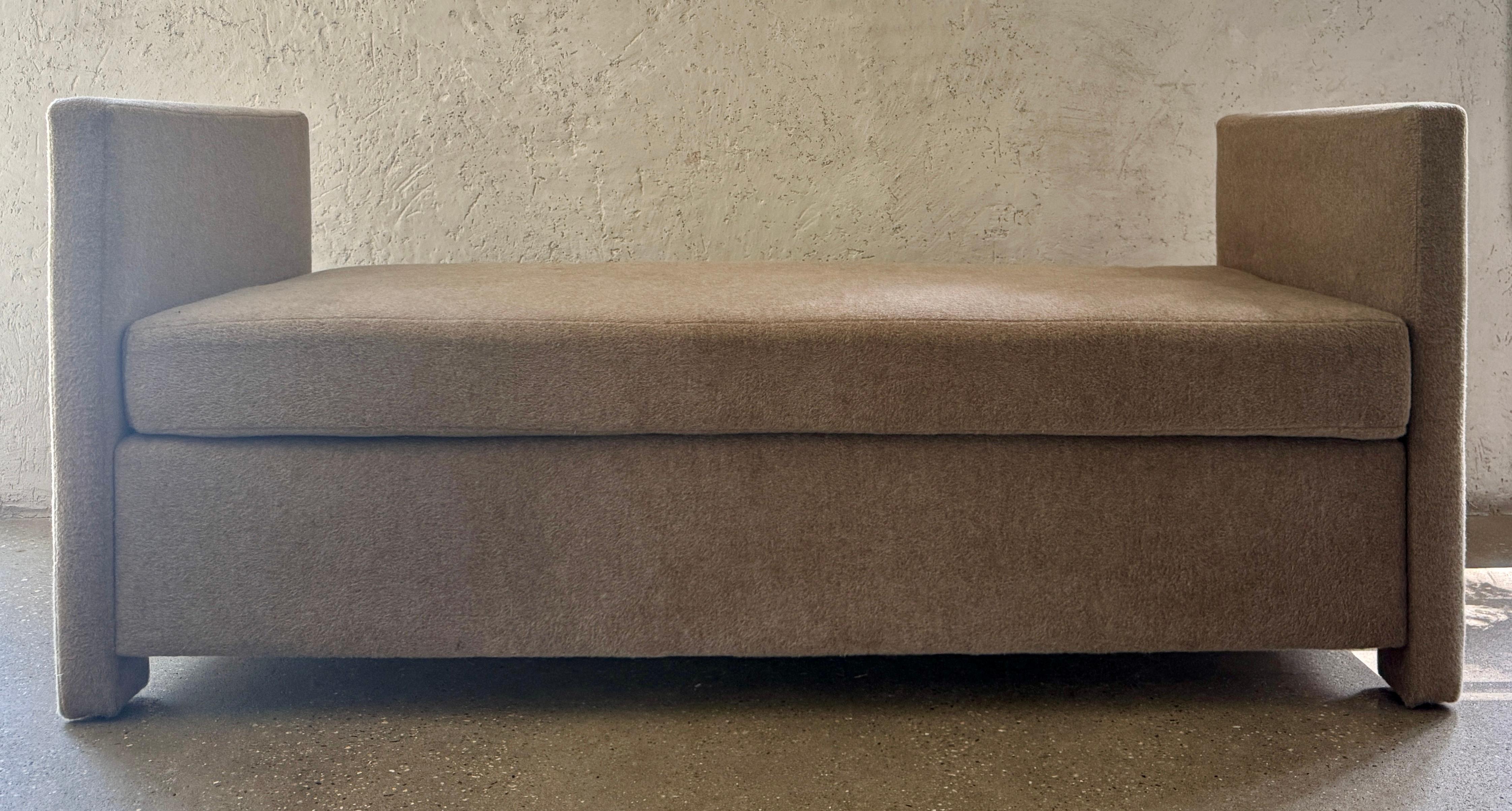 Moderne Daybed Contemporary en Mohair avec coussins (New) en vente