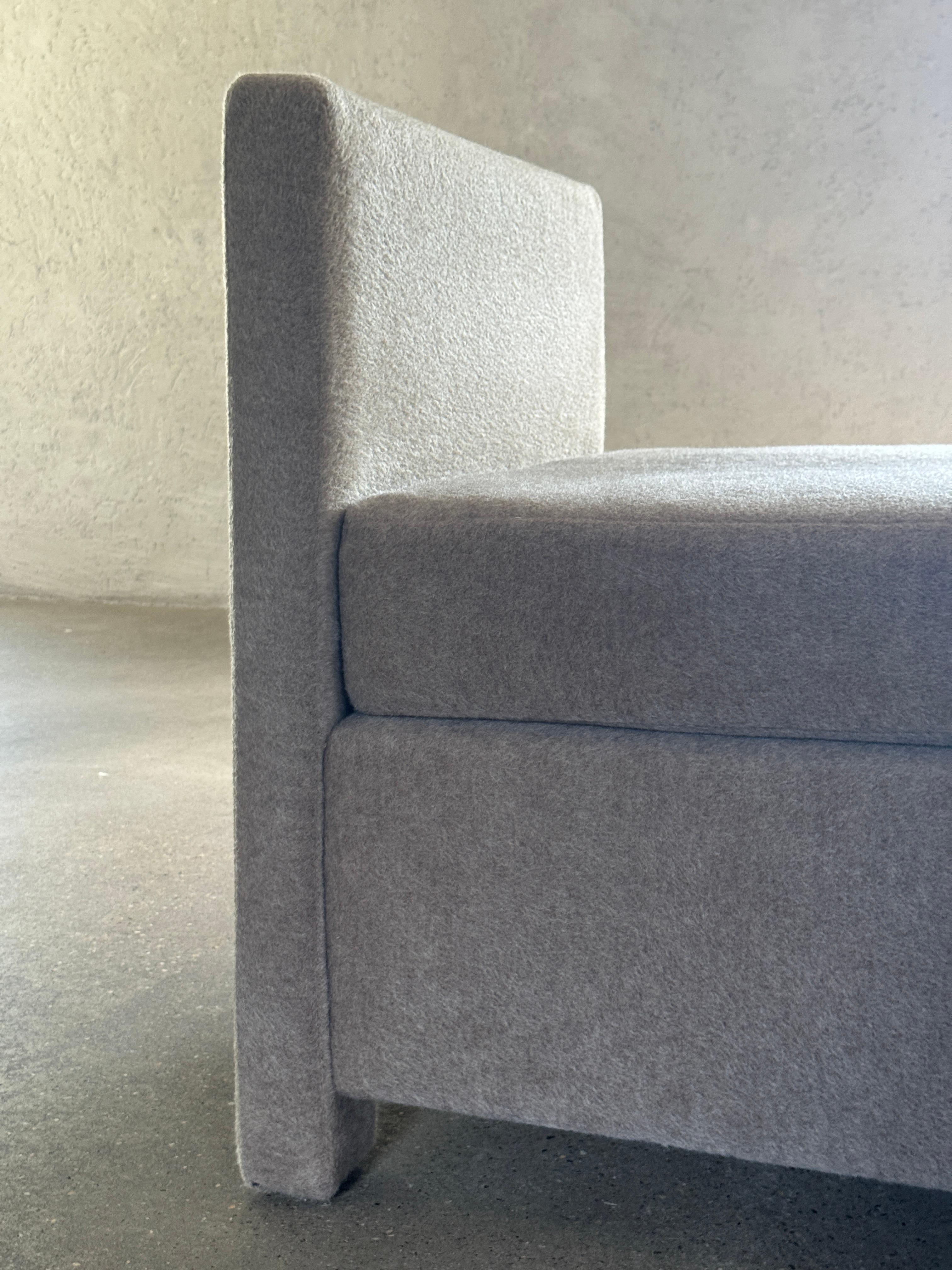 XXIe siècle et contemporain Daybed Contemporary en Mohair avec coussins (New) en vente