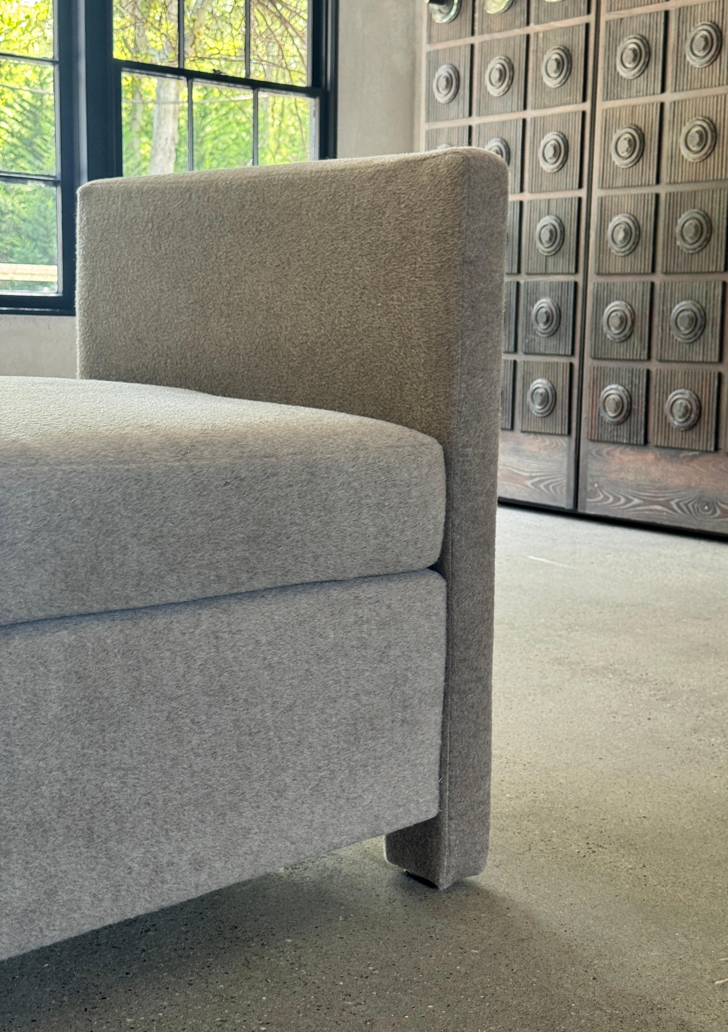 Daybed Contemporary en Mohair avec coussins (New) en vente 1